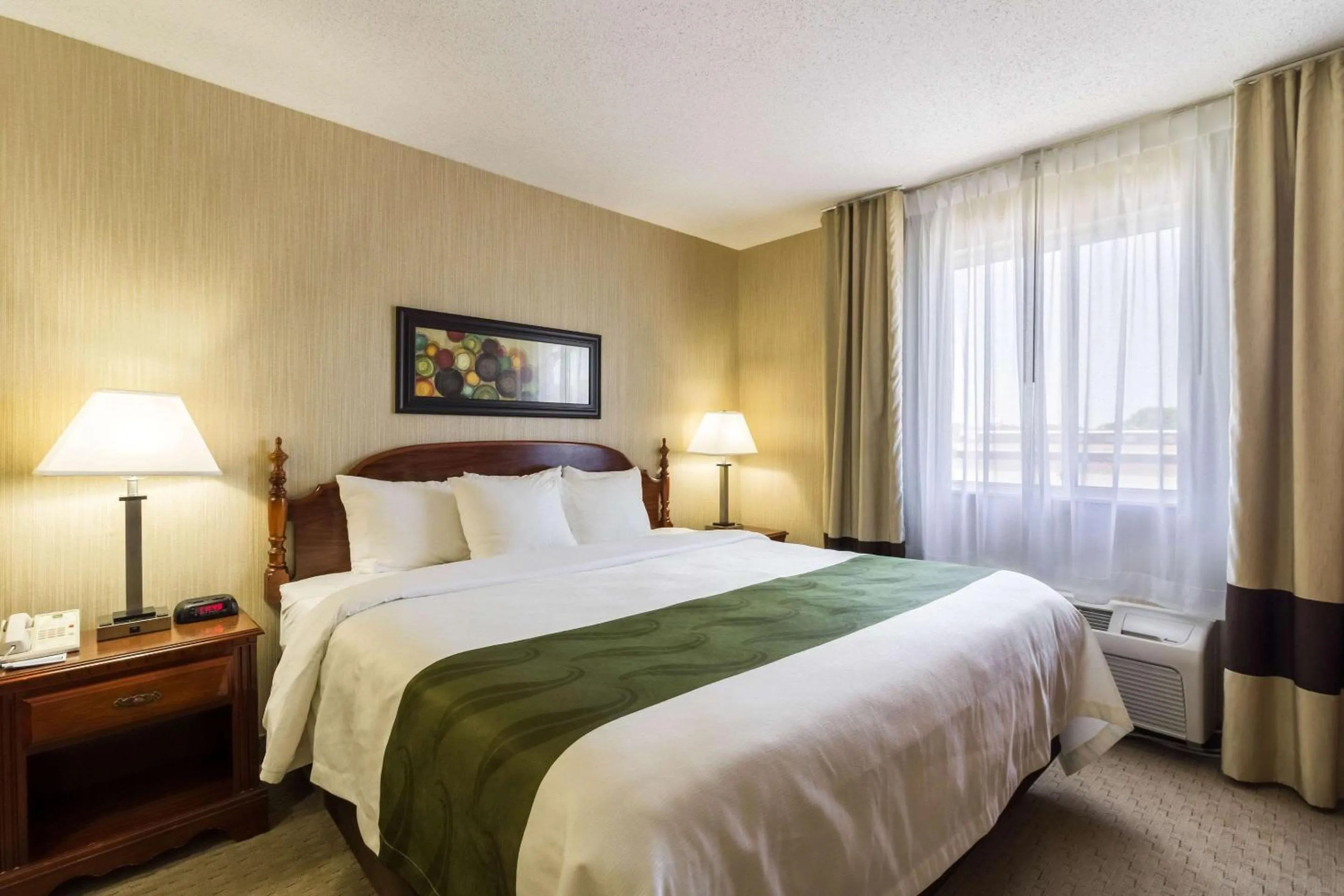 Photo of the whole room, Bed in Quality Inn Marshall near University