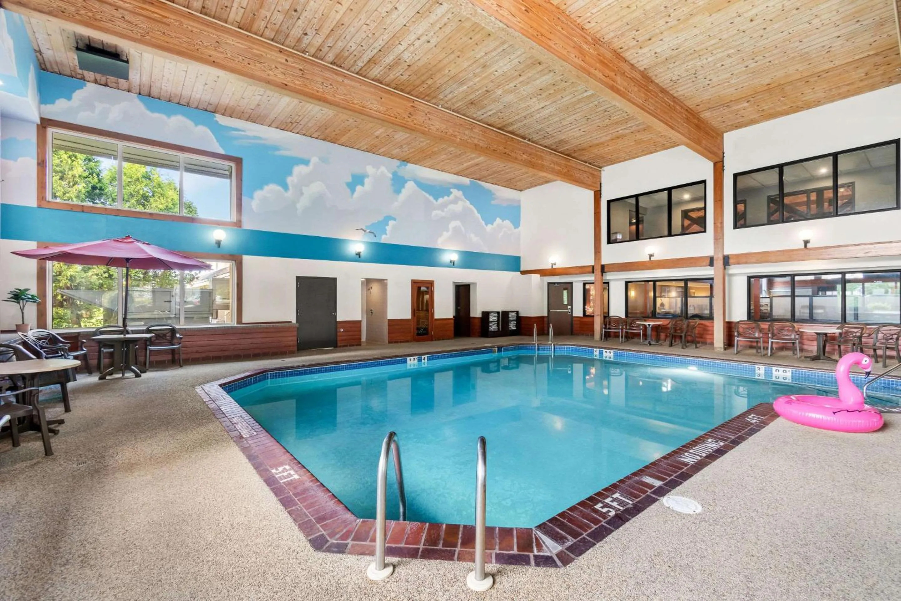 Swimming pool in Comfort Inn Duluth West