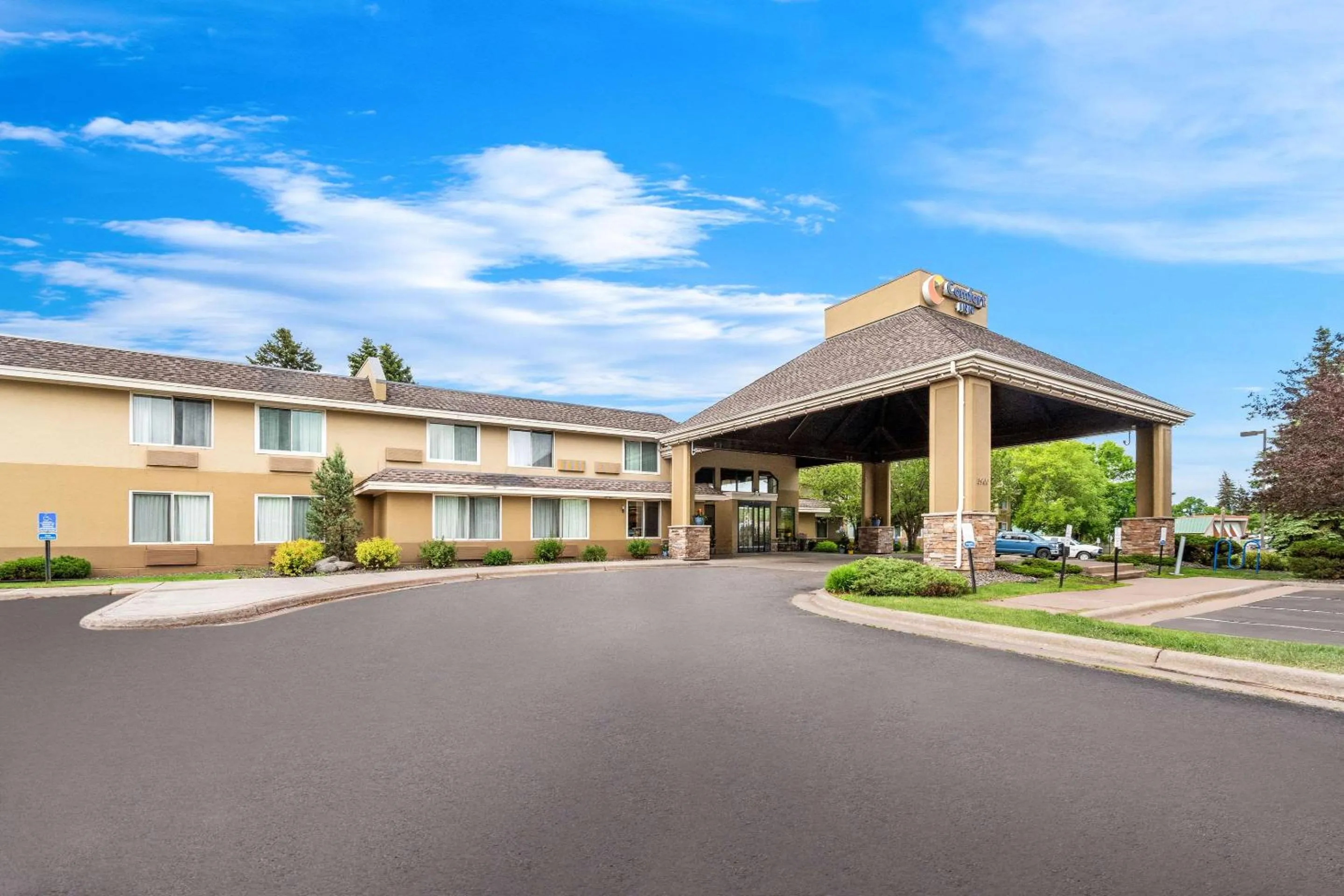 Property building in Comfort Inn Duluth West
