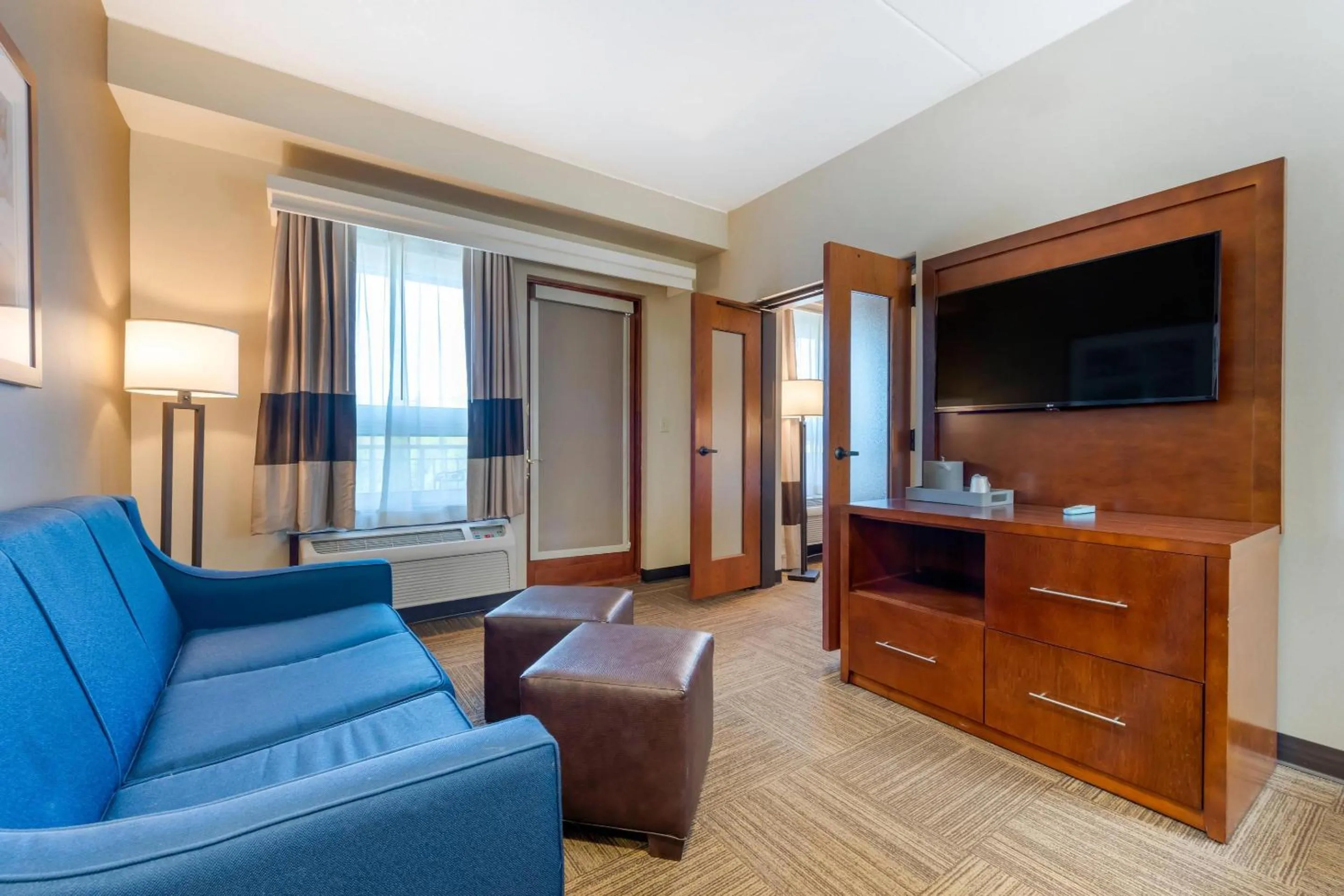 Bedroom in Lift Bridge Lodge, an Ascend Collection Hotel