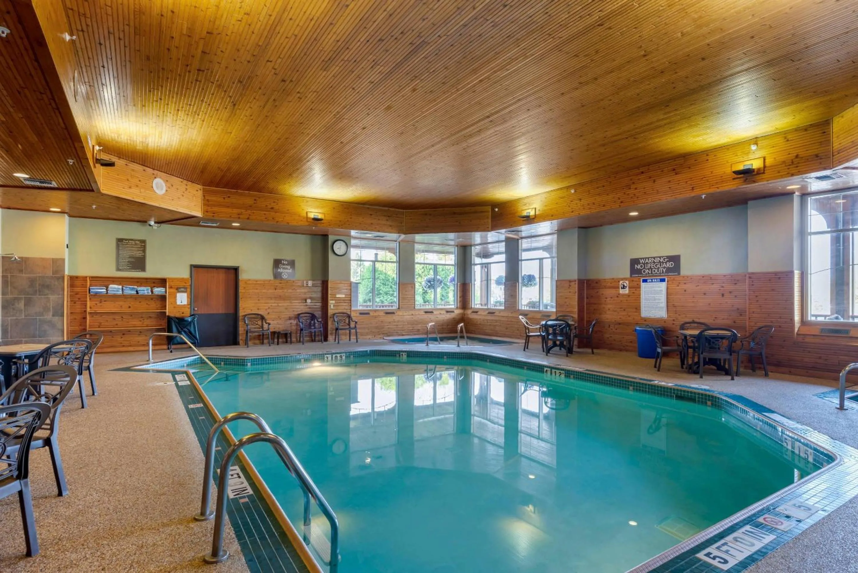 Swimming pool in Lift Bridge Lodge, an Ascend Collection Hotel