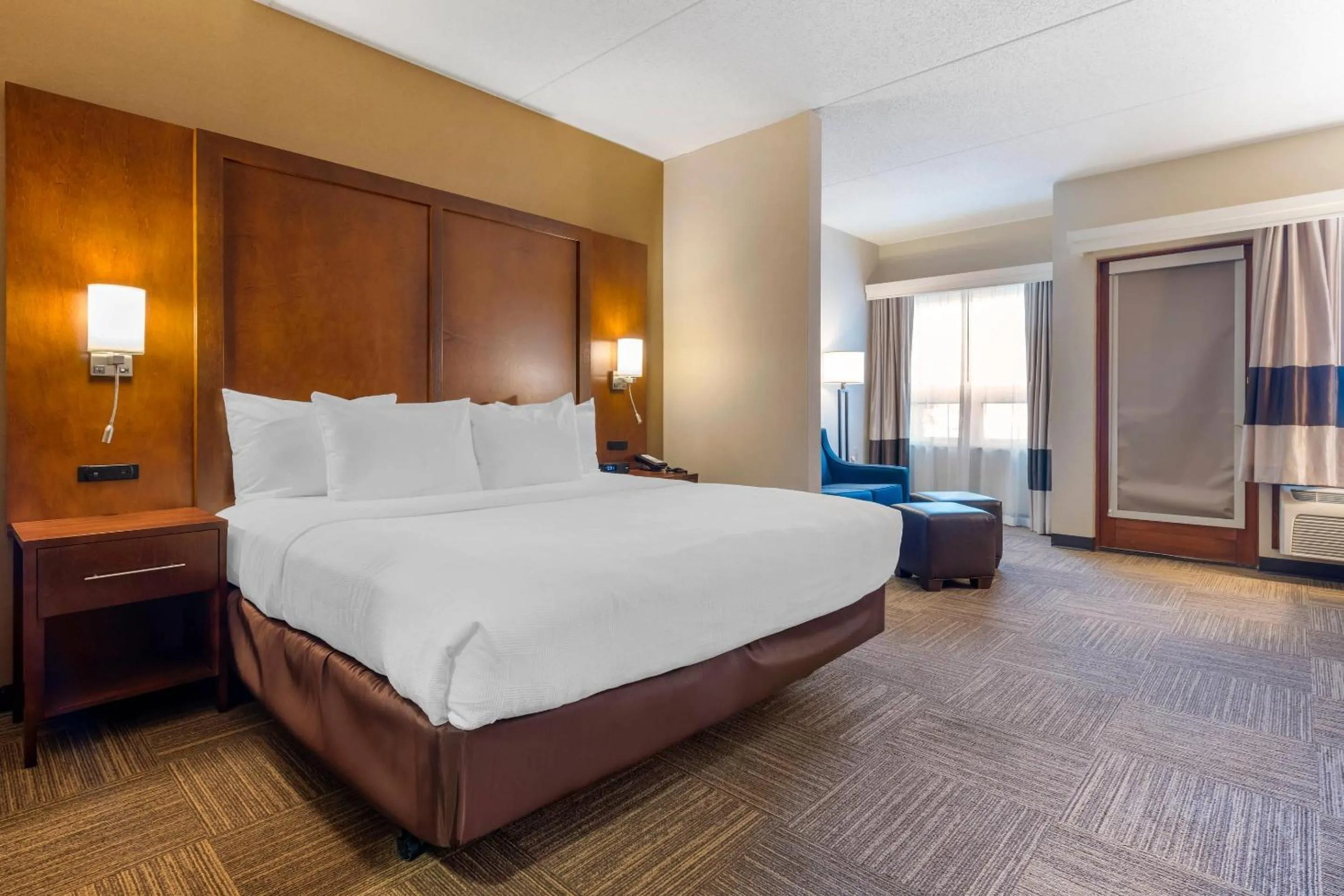 Bedroom, Bed in Lift Bridge Lodge, an Ascend Collection Hotel