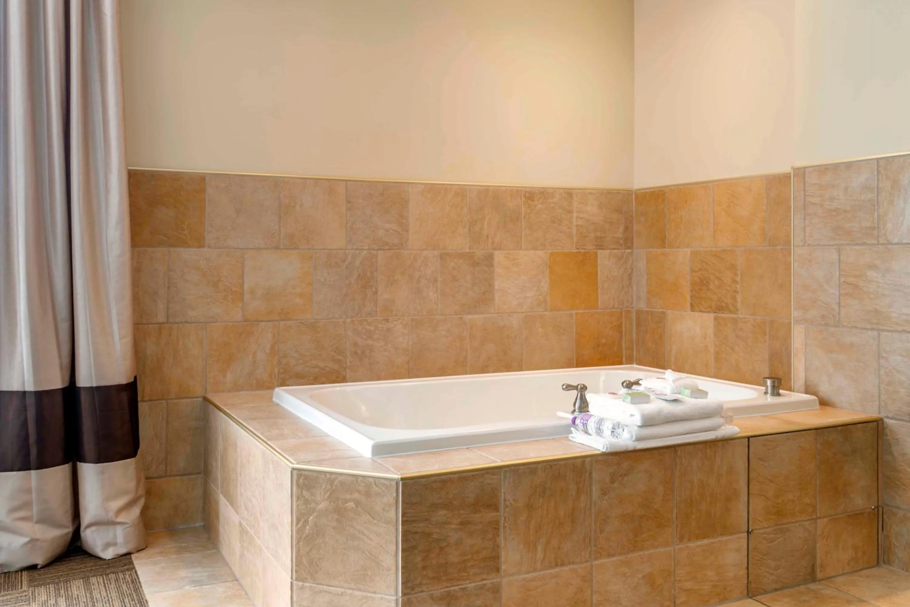 Bath in Lift Bridge Lodge, an Ascend Collection Hotel