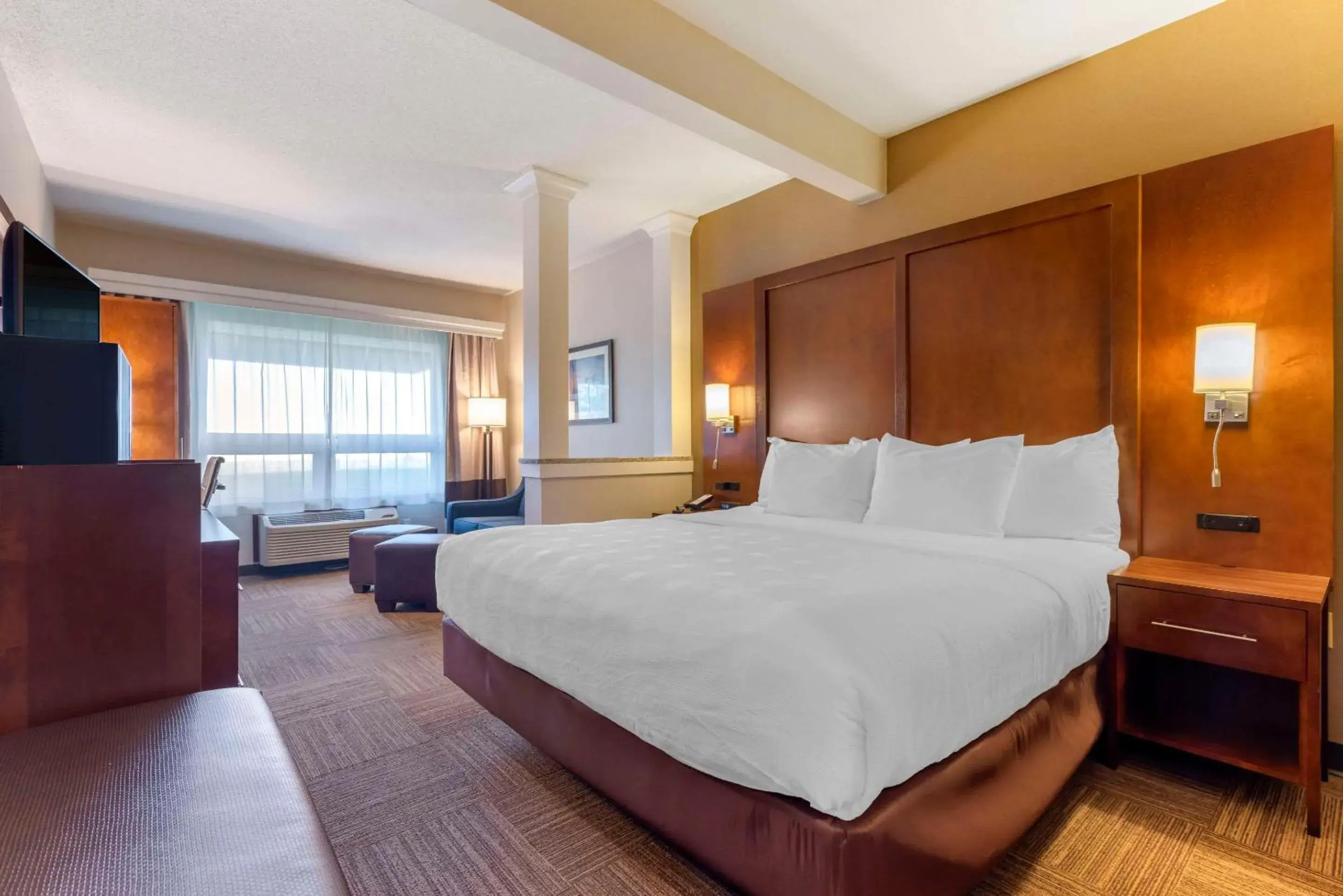 King Suite - Non-Smoking - City View in Lift Bridge Lodge, an Ascend Collection Hotel King Suite - Non-Smoking - City View in Lift Bridge Lodge, an Ascend Collection Hotel