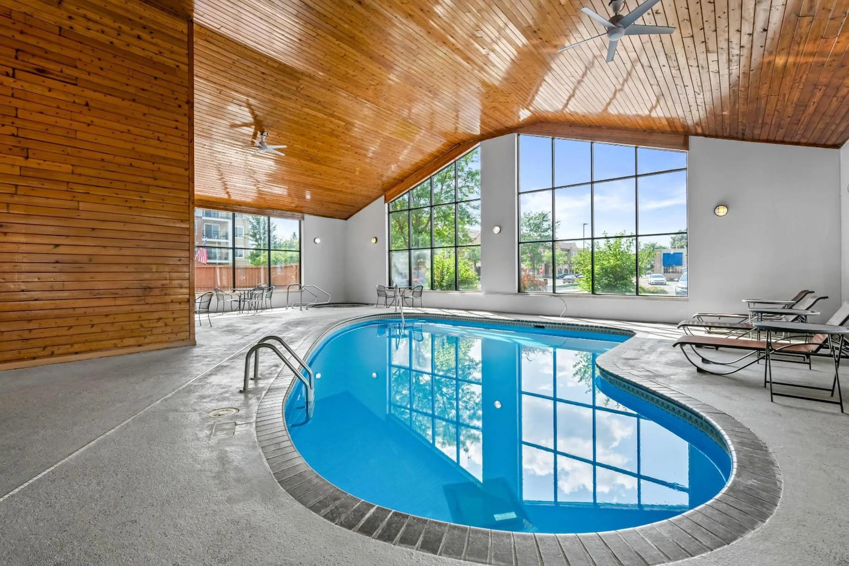 Swimming pool in Quality Inn Savage - Bloomington West