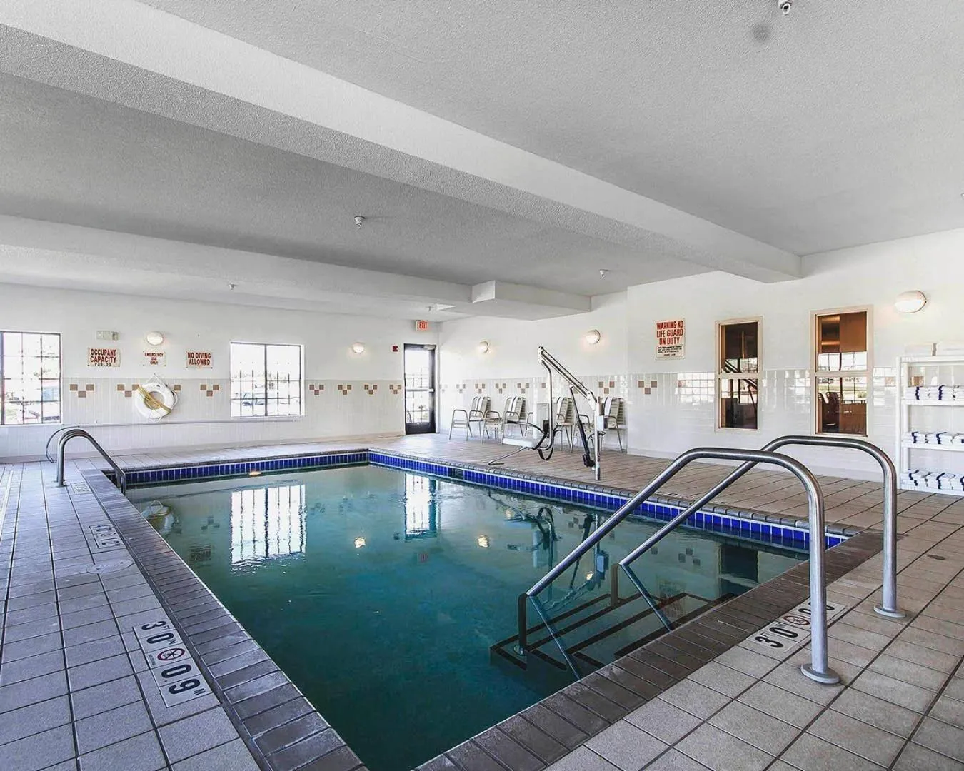 Swimming pool in Comfort Inn Owatonna near Medical Center