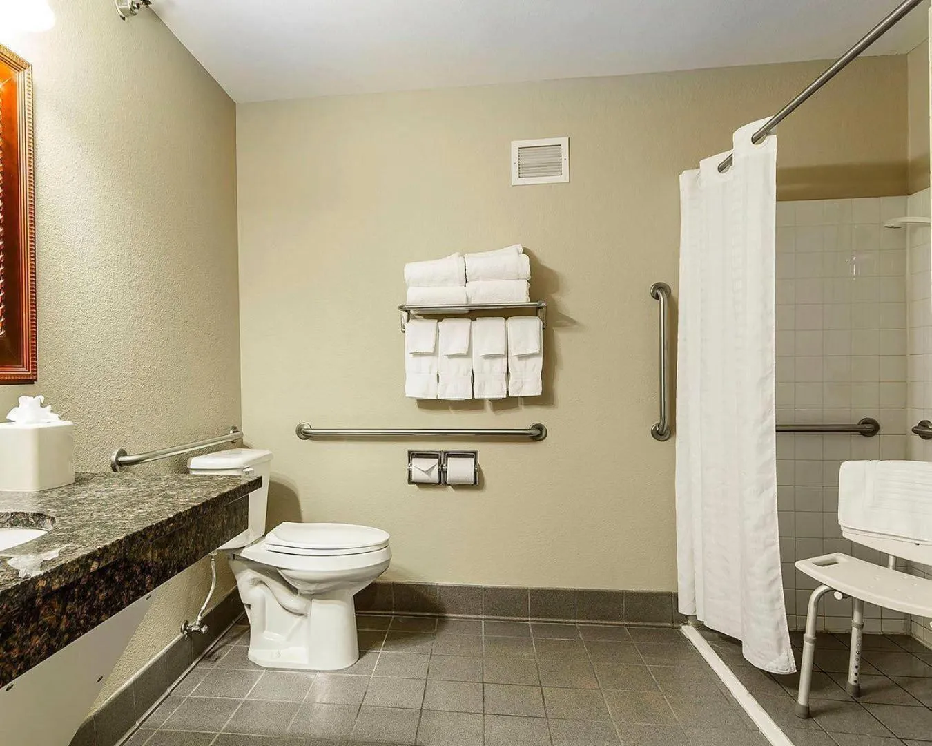 Bedroom in Comfort Inn Owatonna near Medical Center