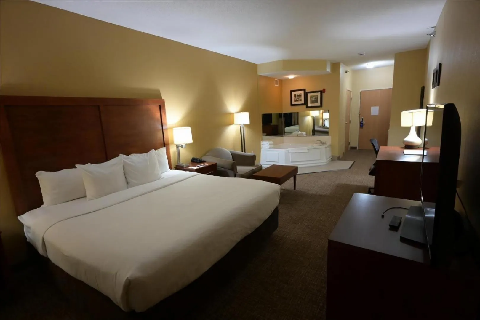 Bed in Comfort Inn Owatonna near Medical Center