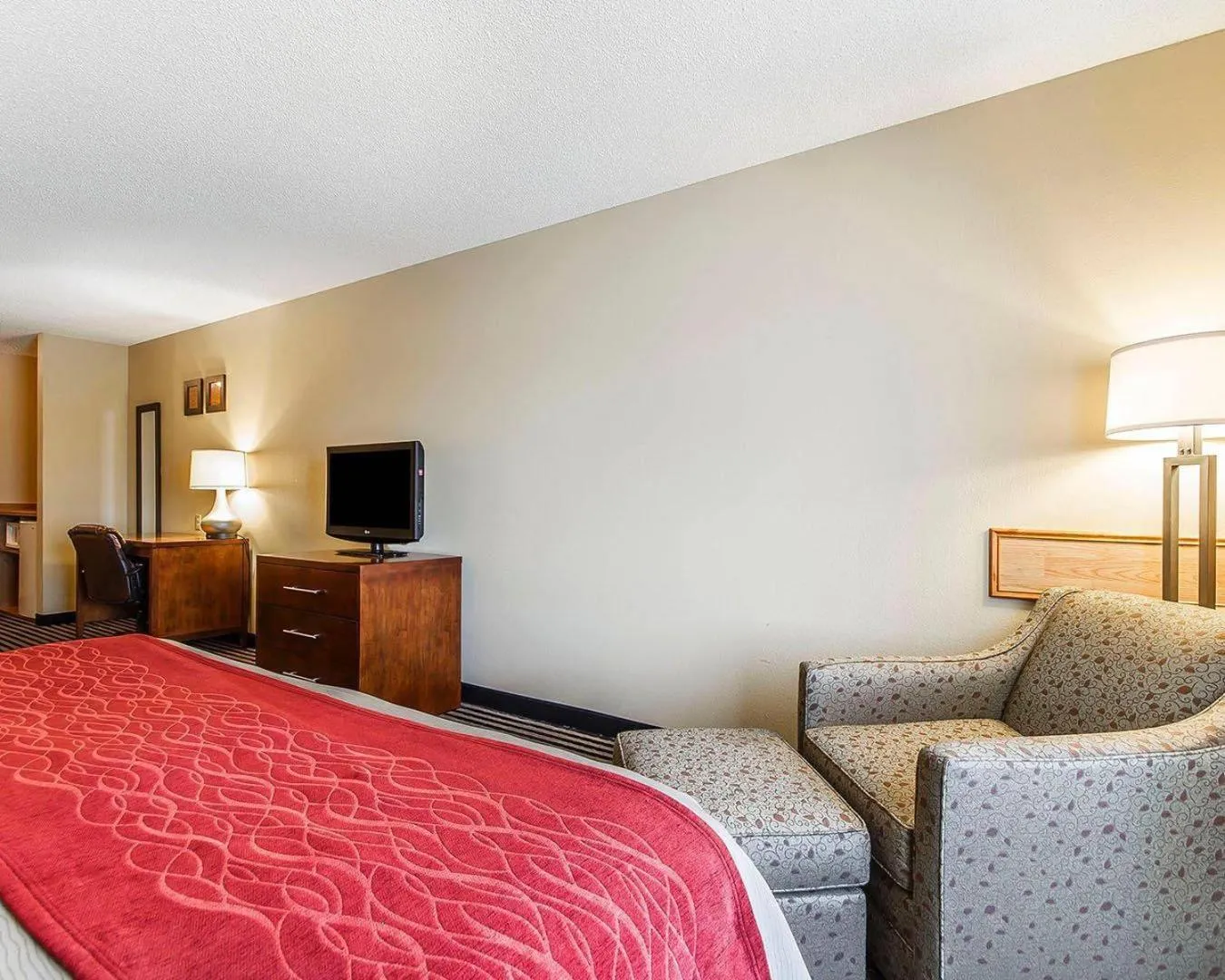 Bedroom, Bed in Comfort Inn Owatonna near Medical Center