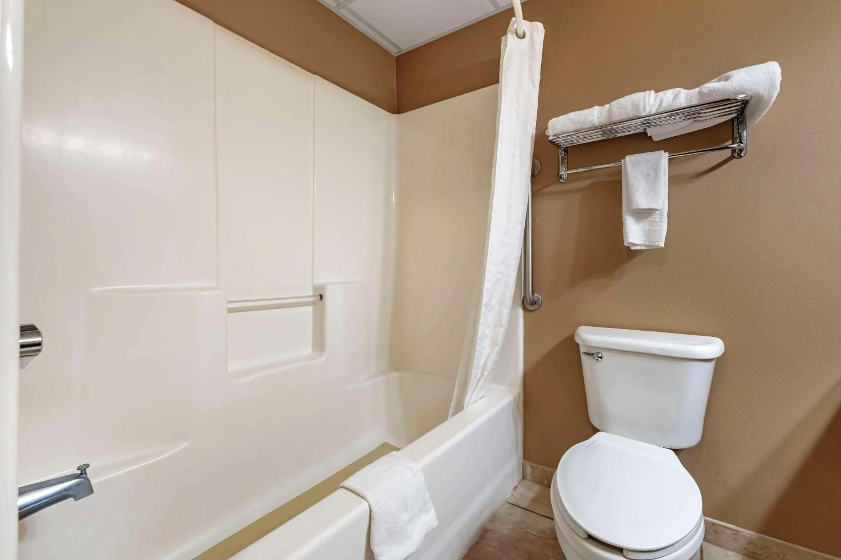 Bedroom in Comfort Inn Albert Lea at Trails Travel Center