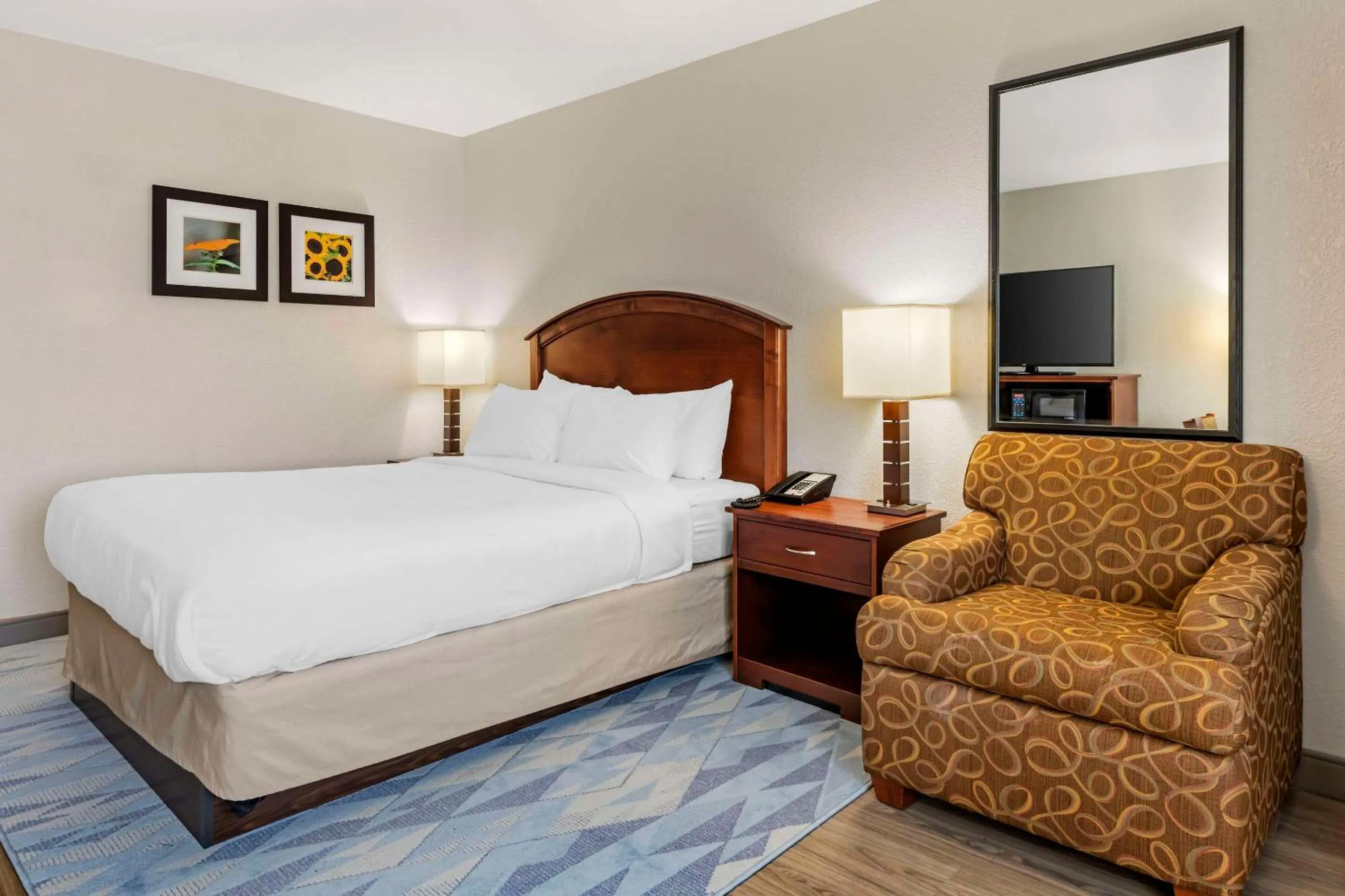Bedroom, Bed in Comfort Inn Albert Lea at Trails Travel Center