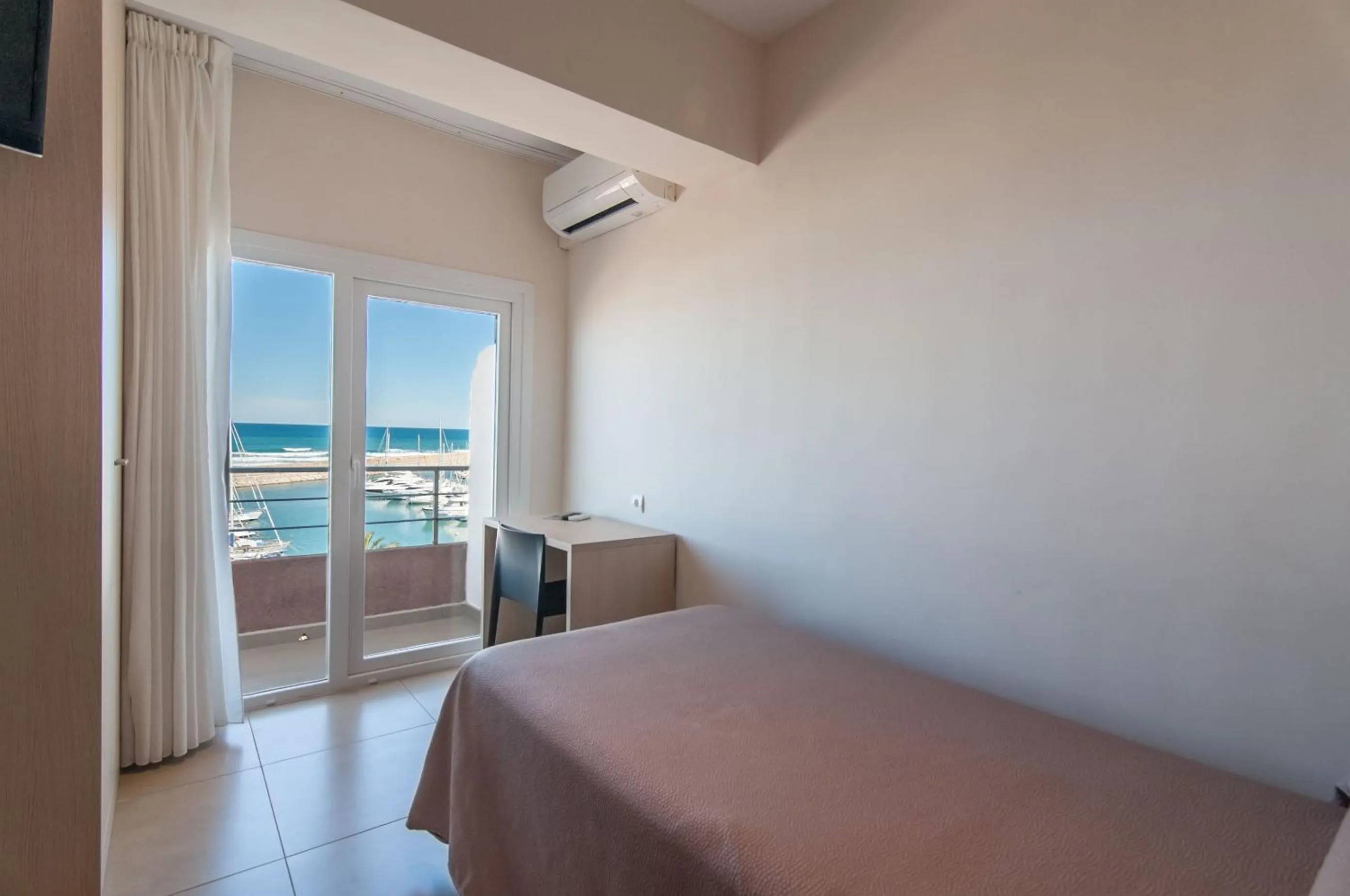 Spring, Bed in Hotel San Luis