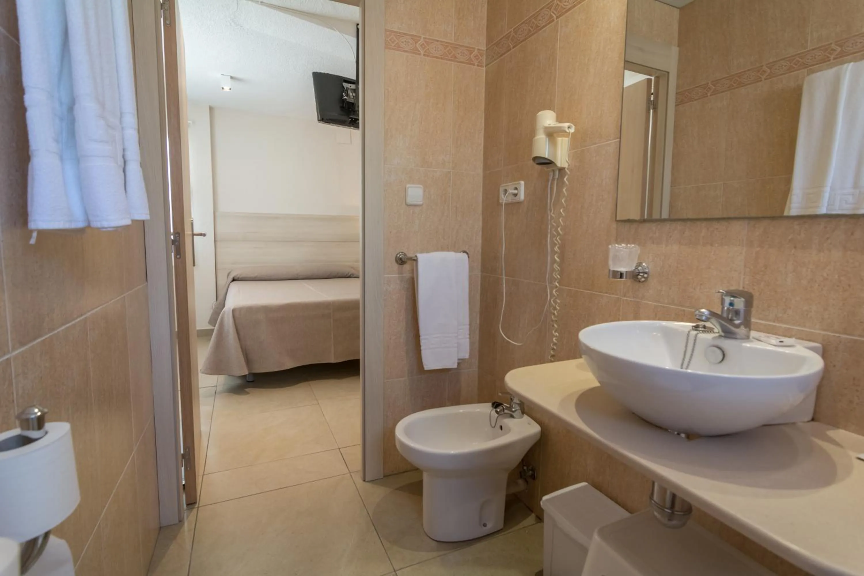 Bathroom, Bed in Hotel San Luis