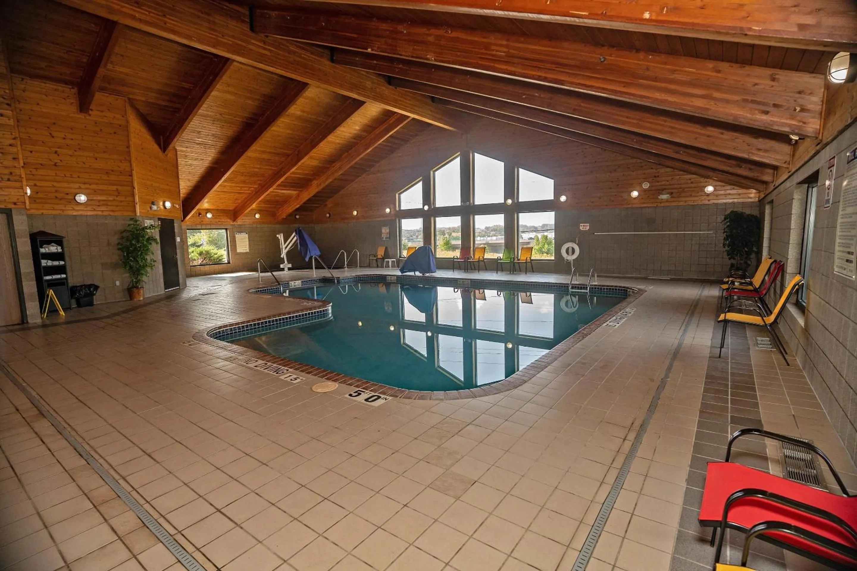 Swimming pool in Quality Inn near Medical Center