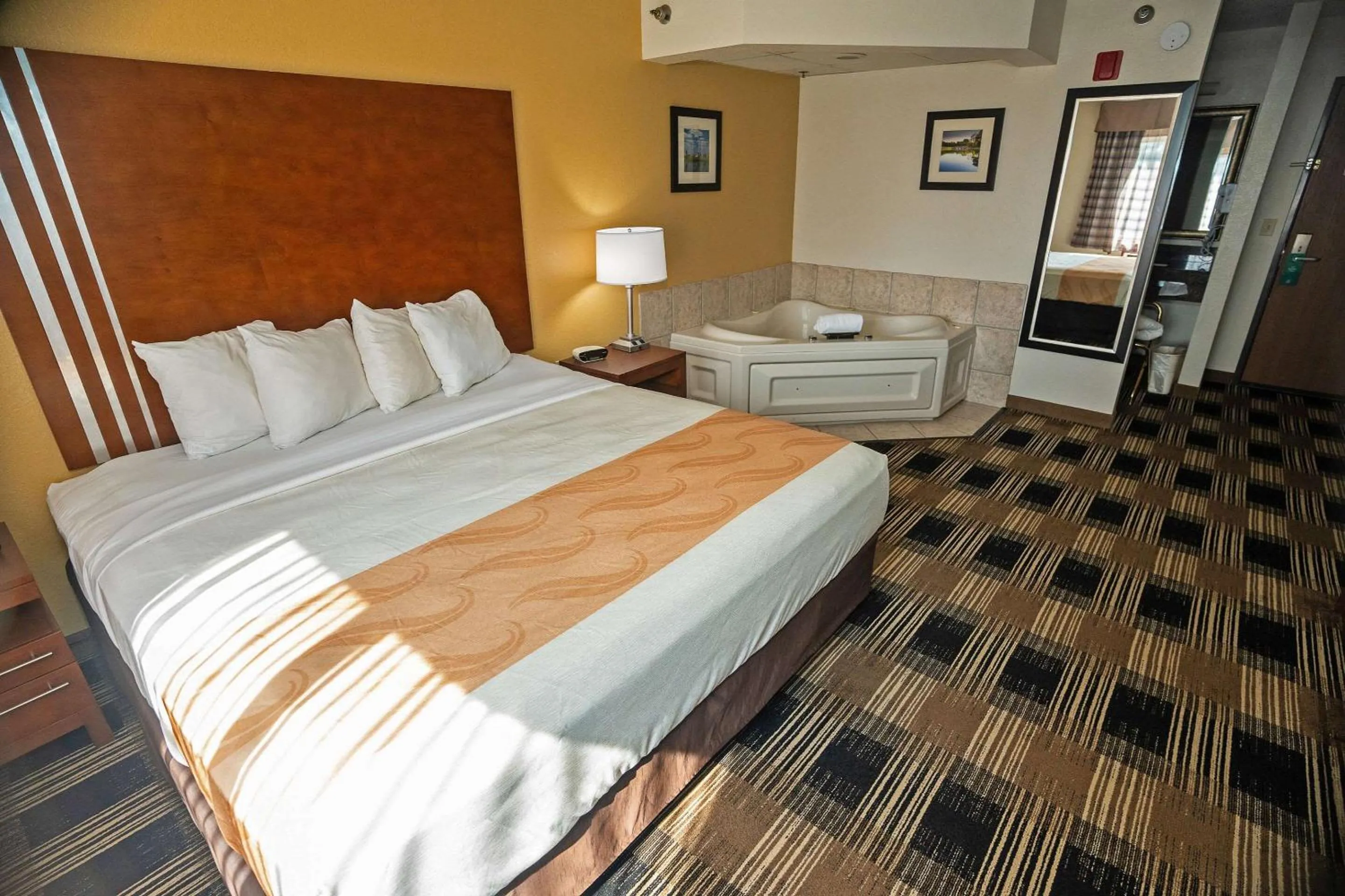 Bedroom, Bed in Quality Inn near Medical Center