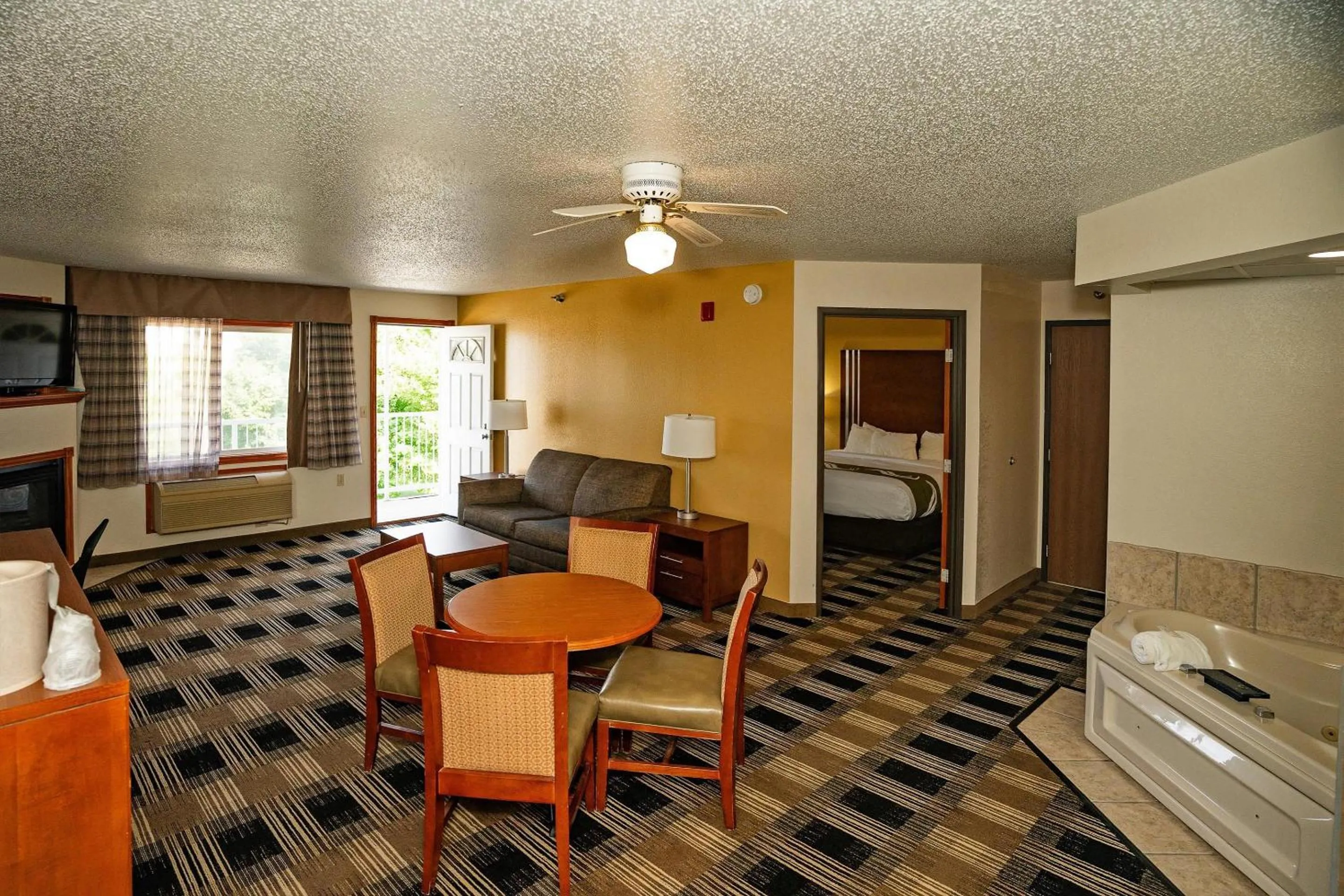 Bedroom, Bed in Quality Inn near Medical Center