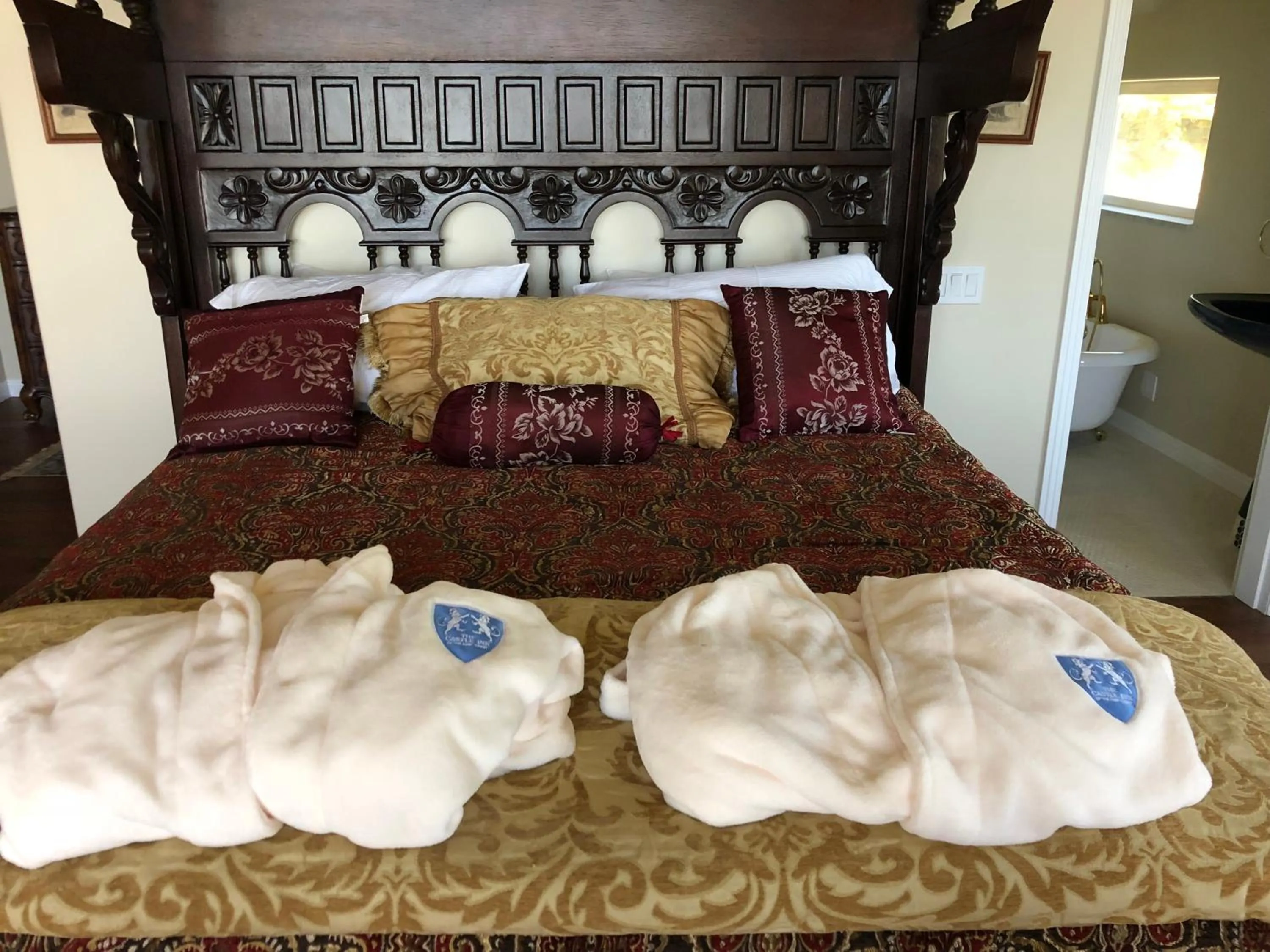 Property building, Bed in The Castle Inn of the Lost Coast