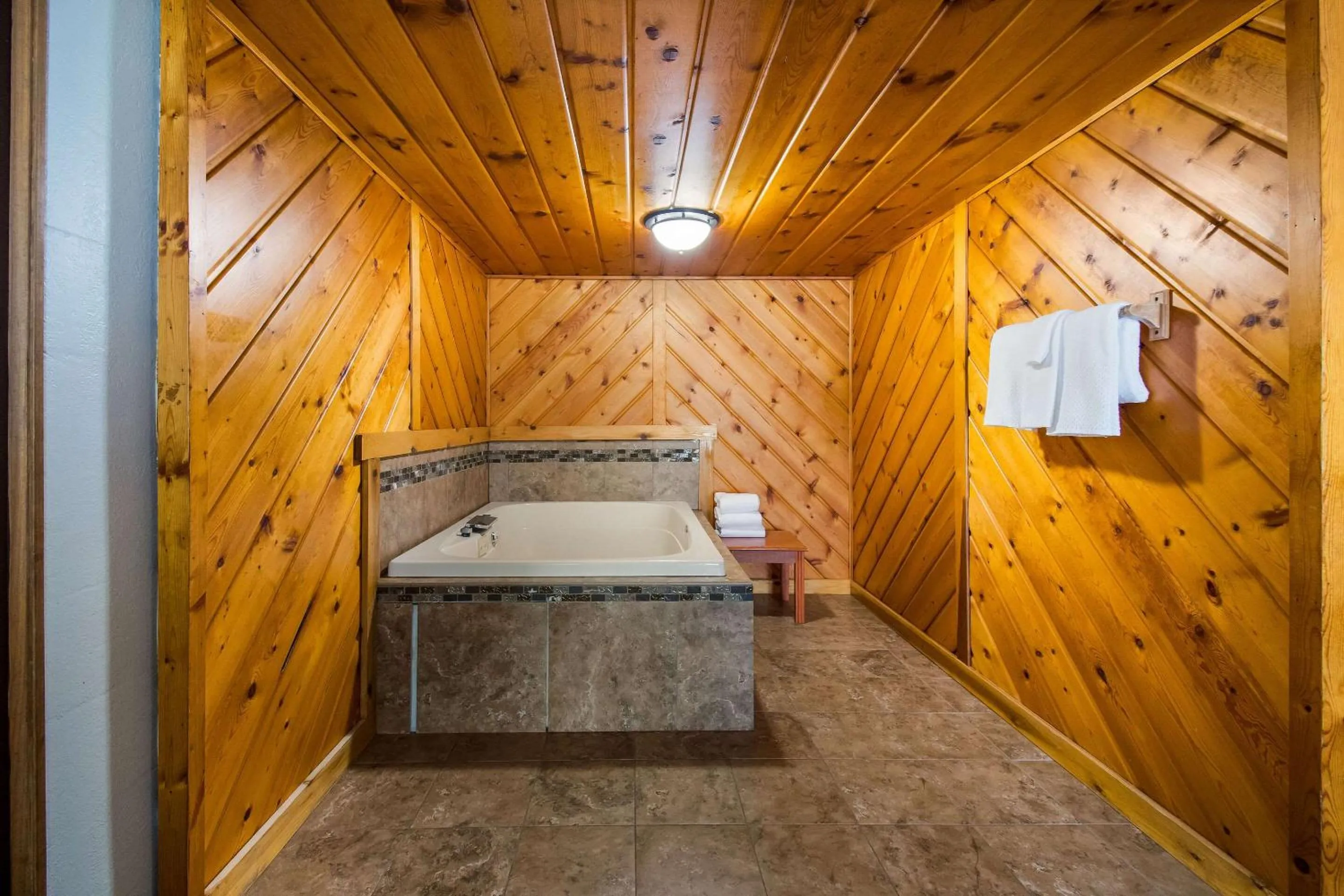 Bedroom in Econo Lodge Duluth near Miller Hill Mall