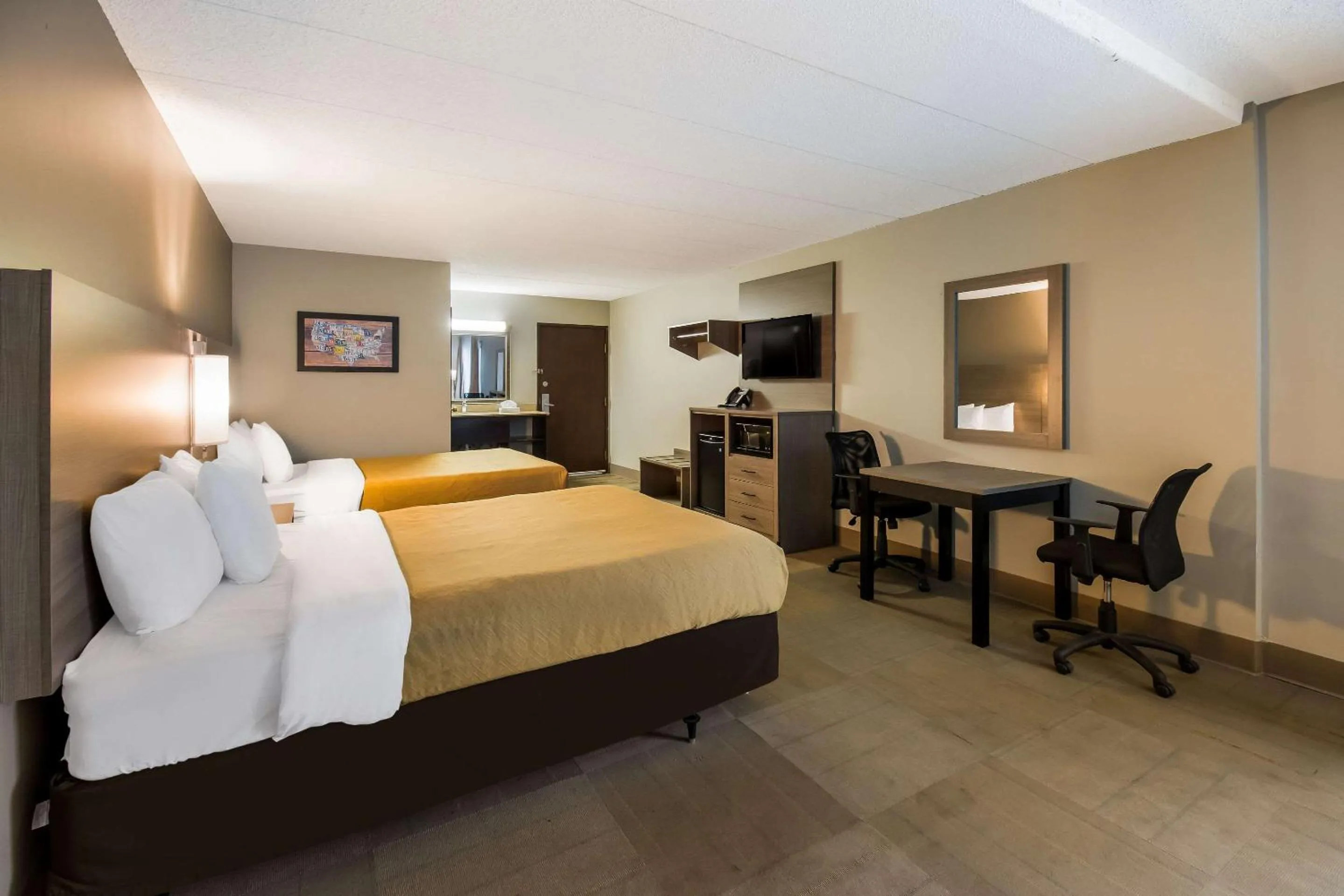 Bedroom in Econo Lodge Duluth near Miller Hill Mall