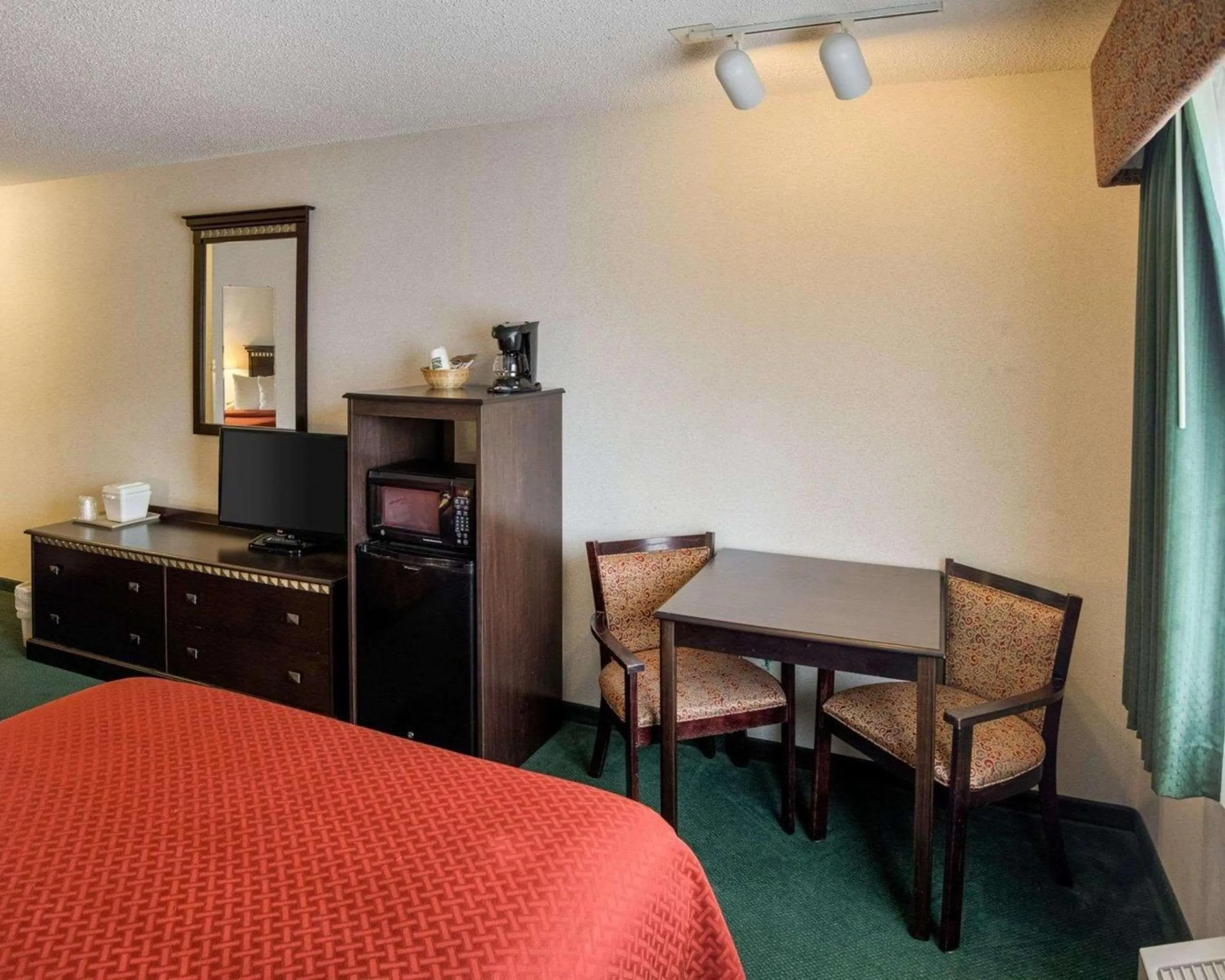 Photo of the whole room, Bed in Quality Inn near Northtown Mall & National Sports Center