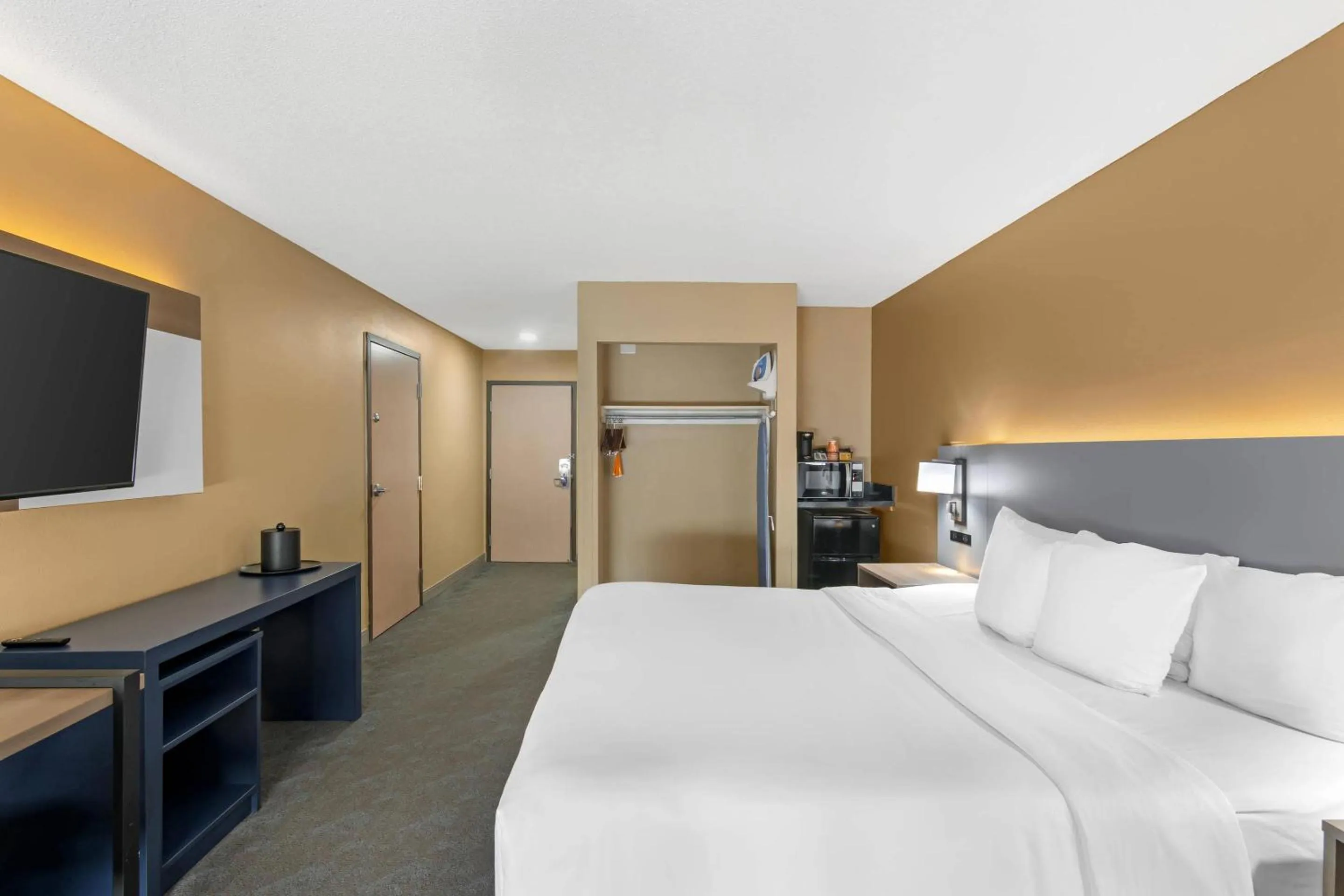 Bedroom, Bed in Comfort Inn & Suites Kansas City - Northeast