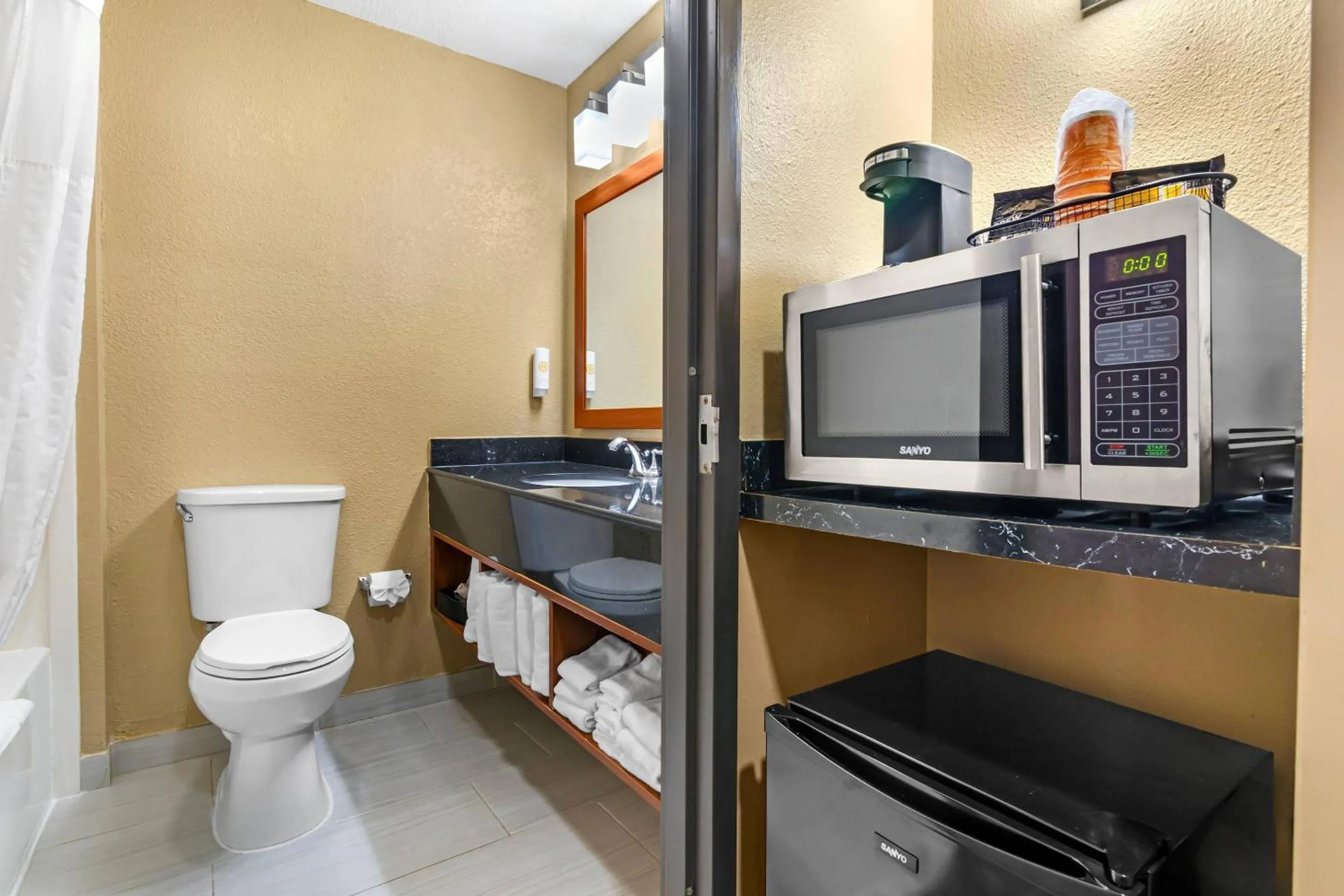 Bedroom in Comfort Inn & Suites Kansas City - Northeast