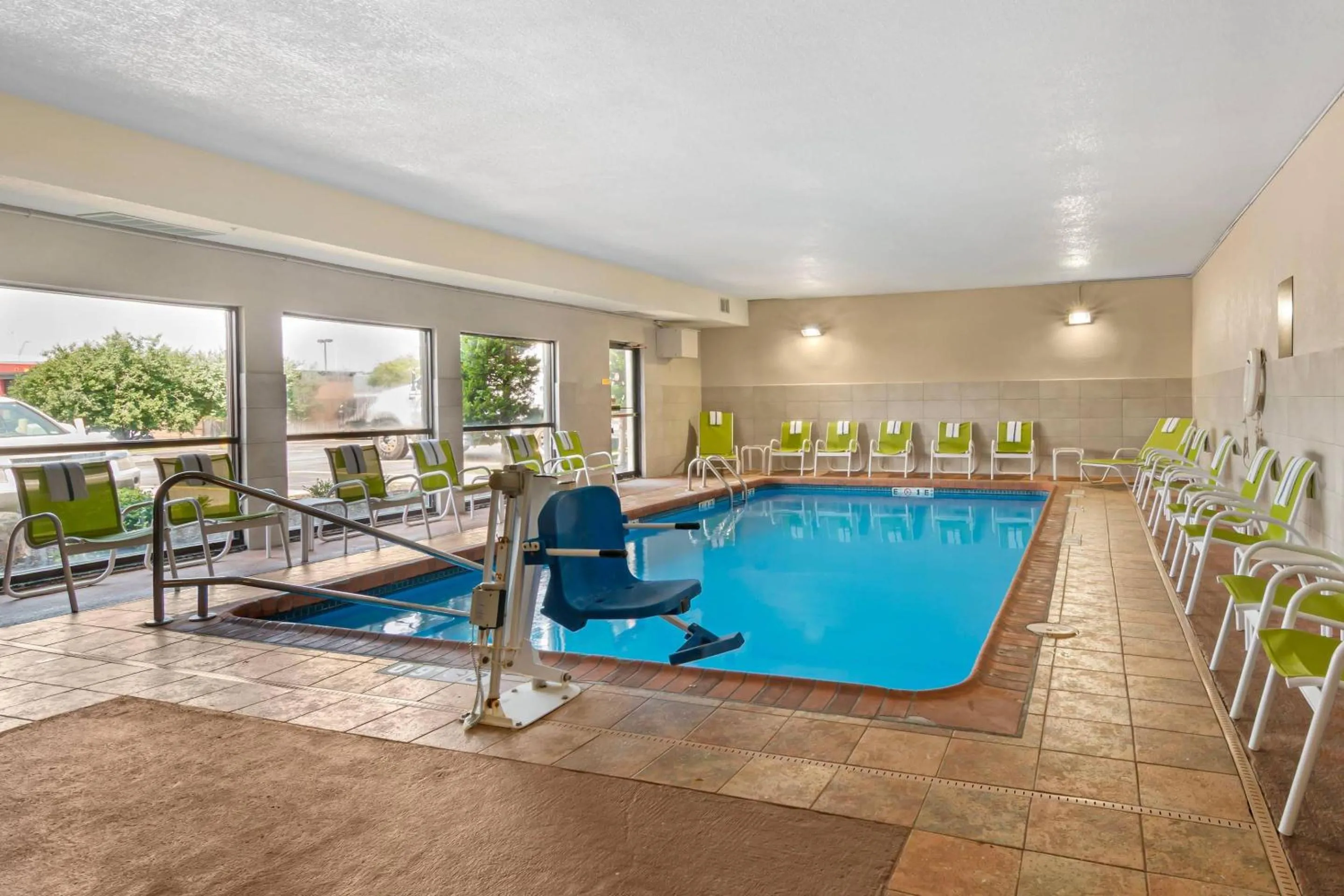Swimming pool in Comfort Inn & Suites Kansas City - Northeast