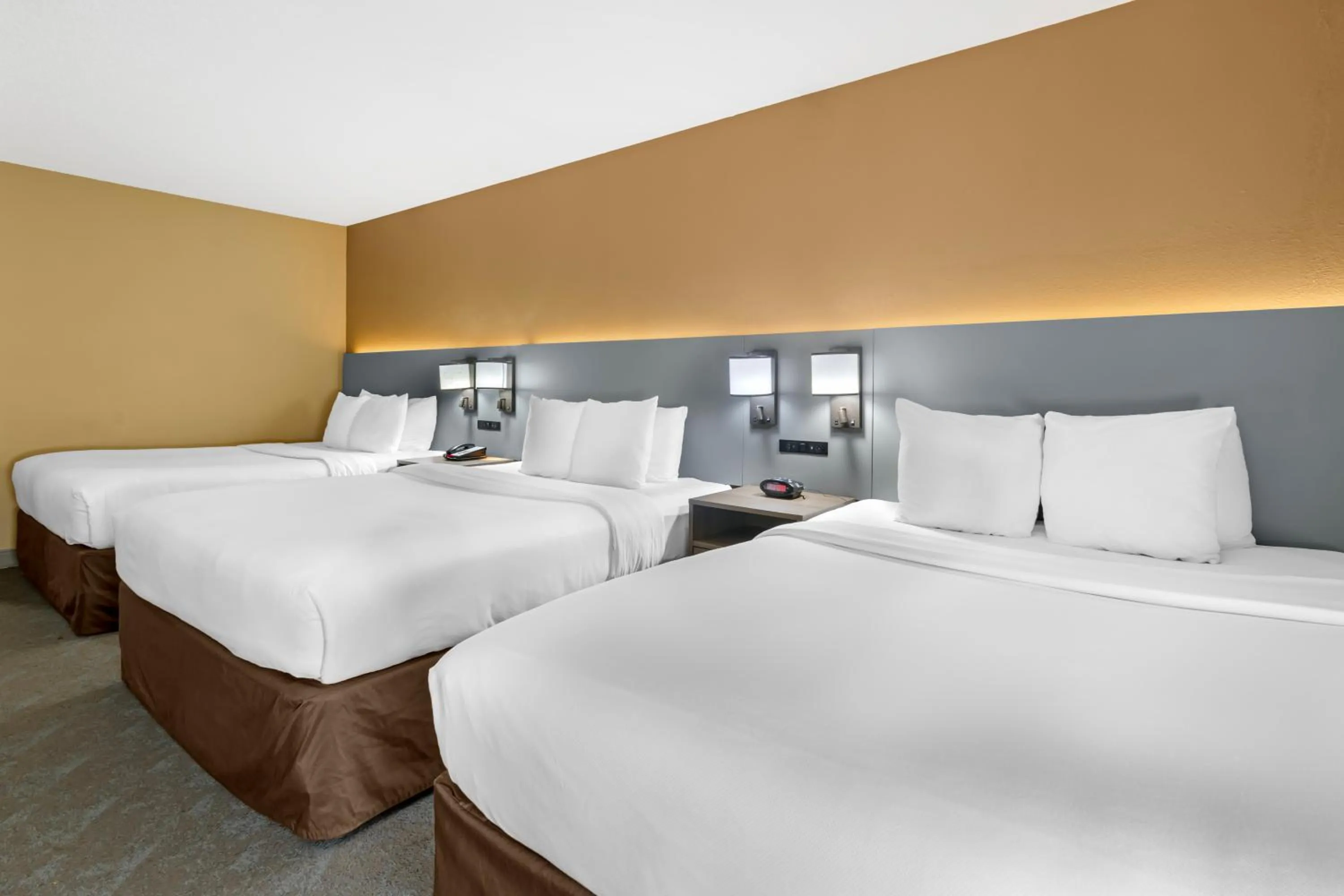 Bed in Comfort Inn & Suites Kansas City - Northeast