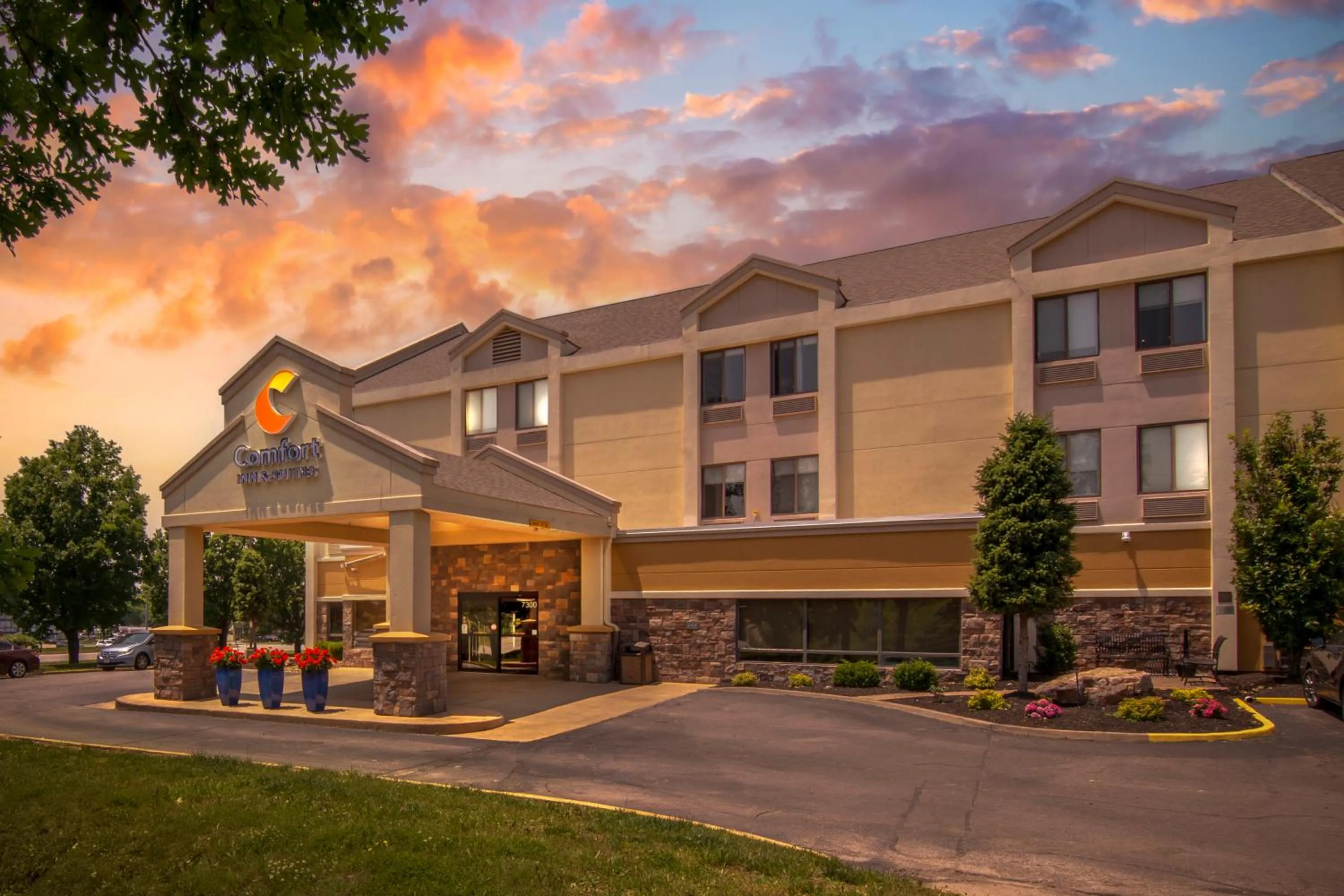 Property building in Comfort Inn & Suites Kansas City - Northeast