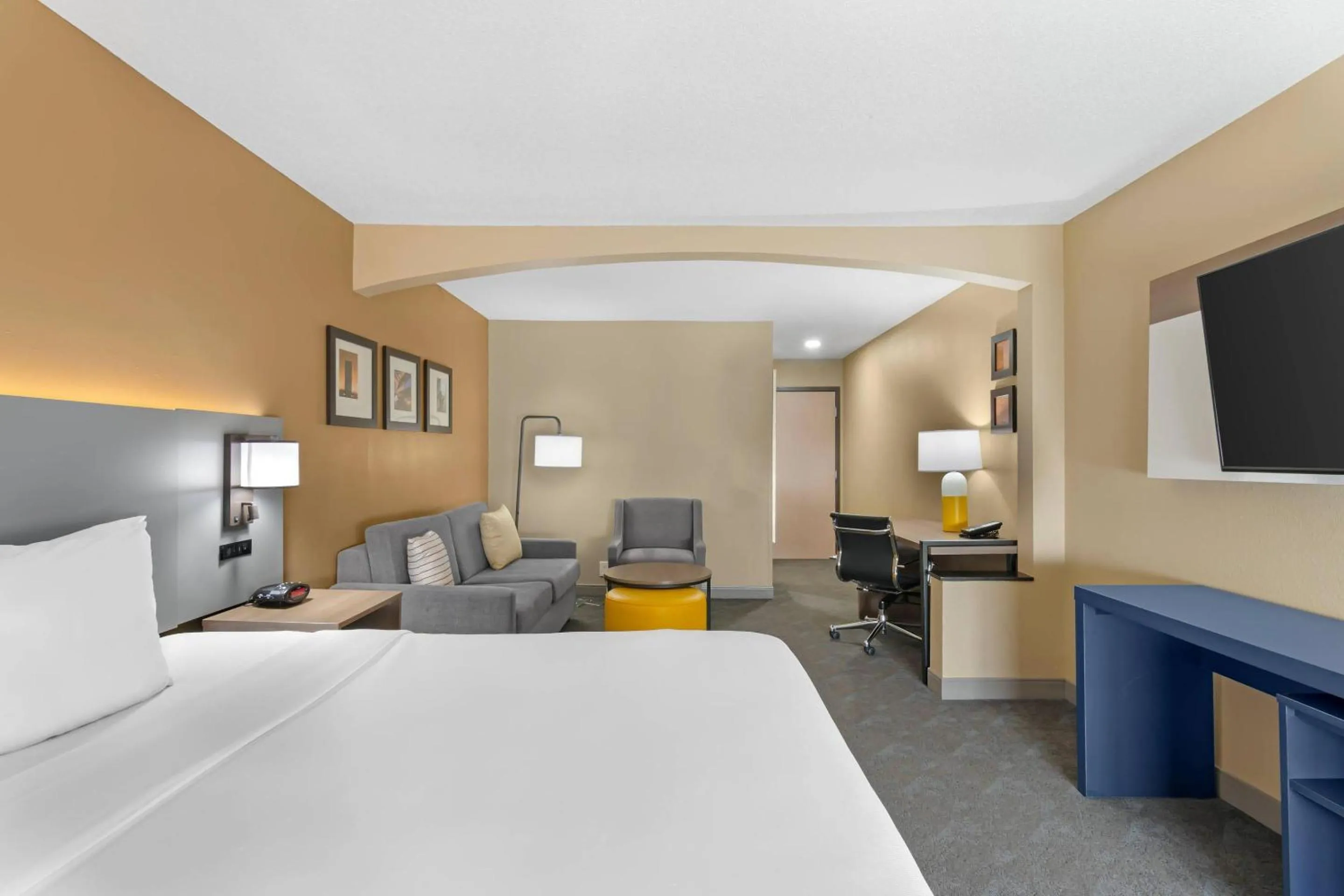 Bedroom, Bed in Comfort Inn & Suites Kansas City - Northeast