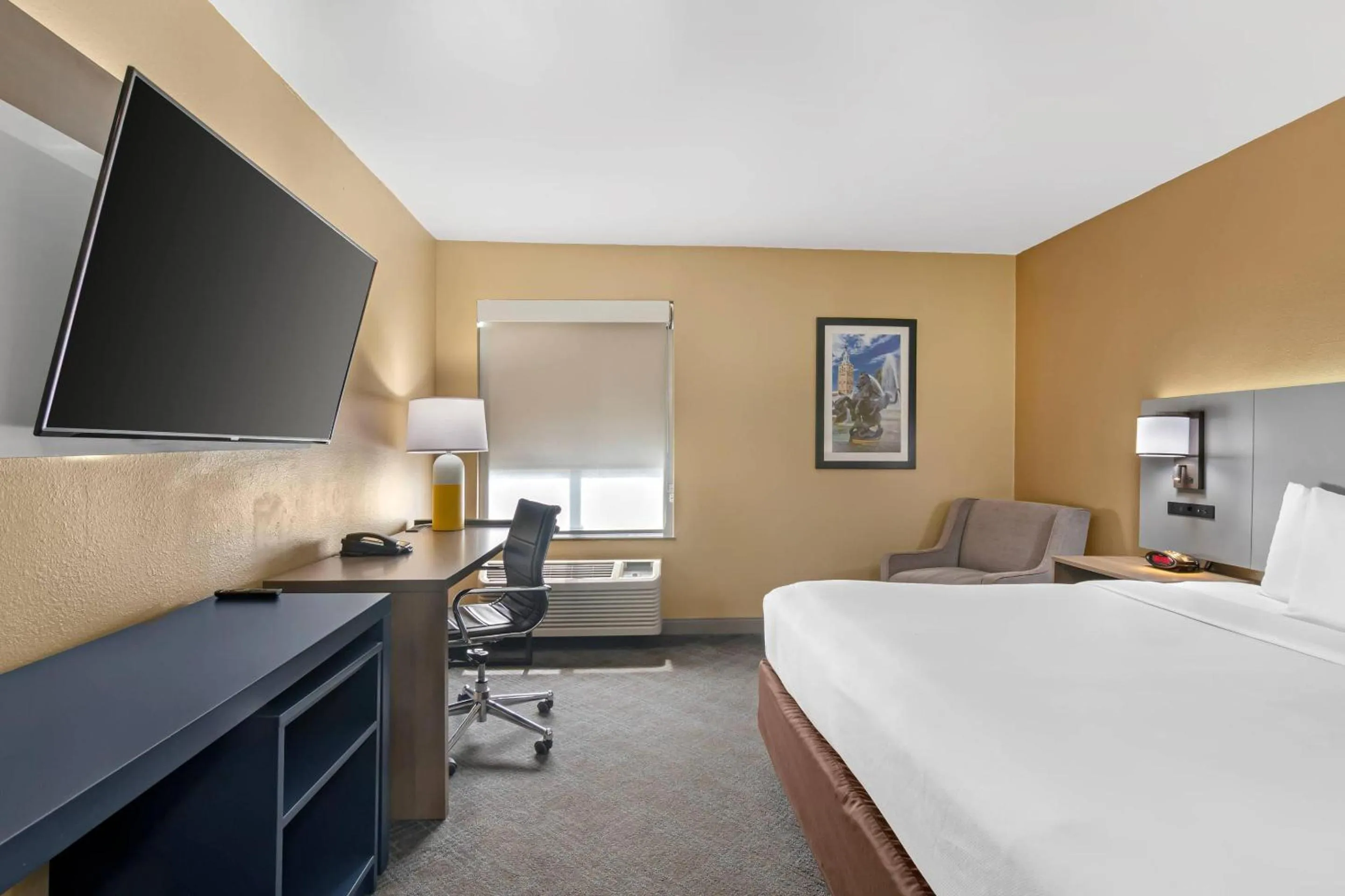 Bedroom, Bed in Comfort Inn & Suites Kansas City - Northeast