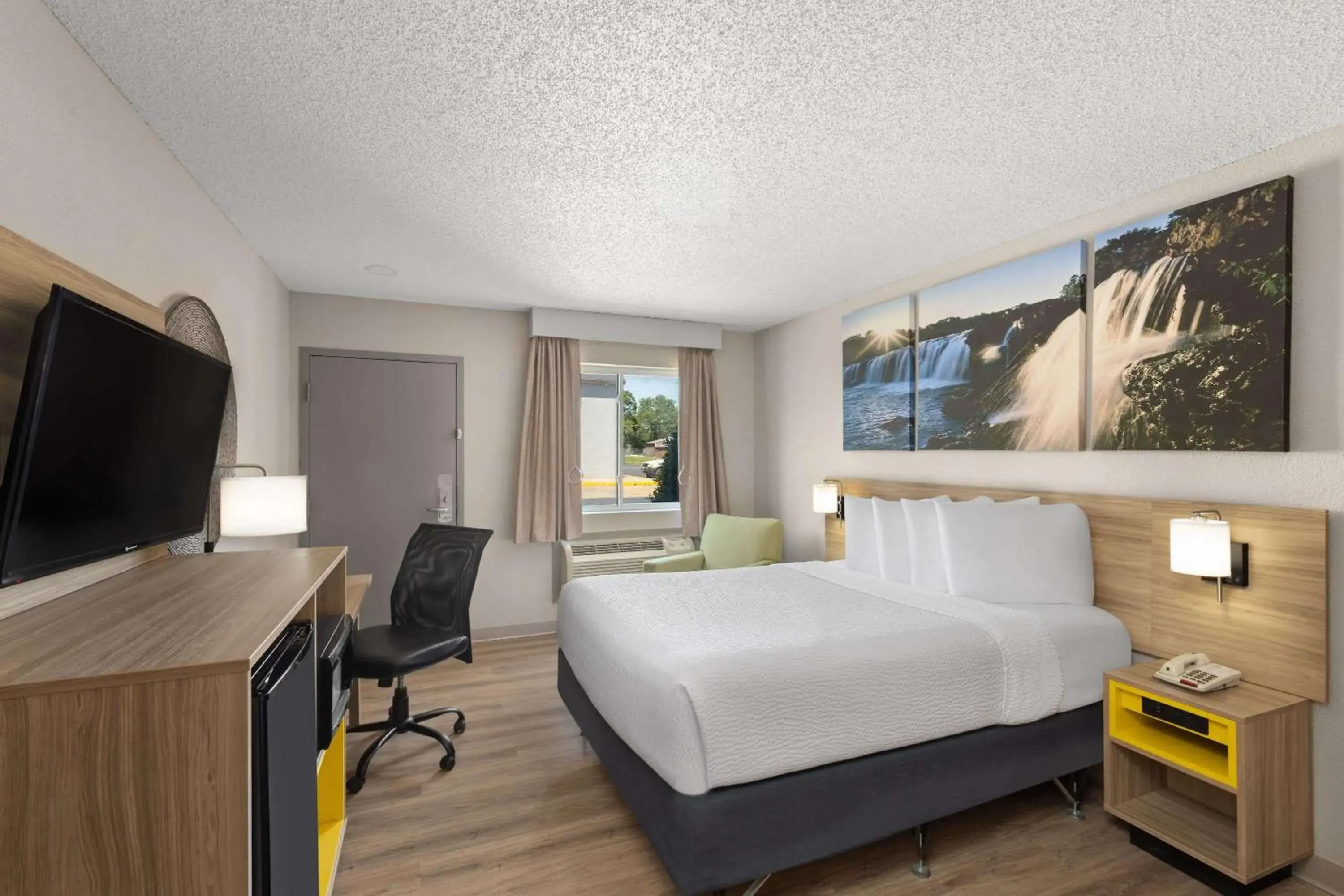 Deluxe Queen Room - Mobility Access/Non-Smoking in Days Inn by Wyndham Carthage Deluxe Queen Room - Mobility Access/Non-Smoking in Days Inn by Wyndham Carthage