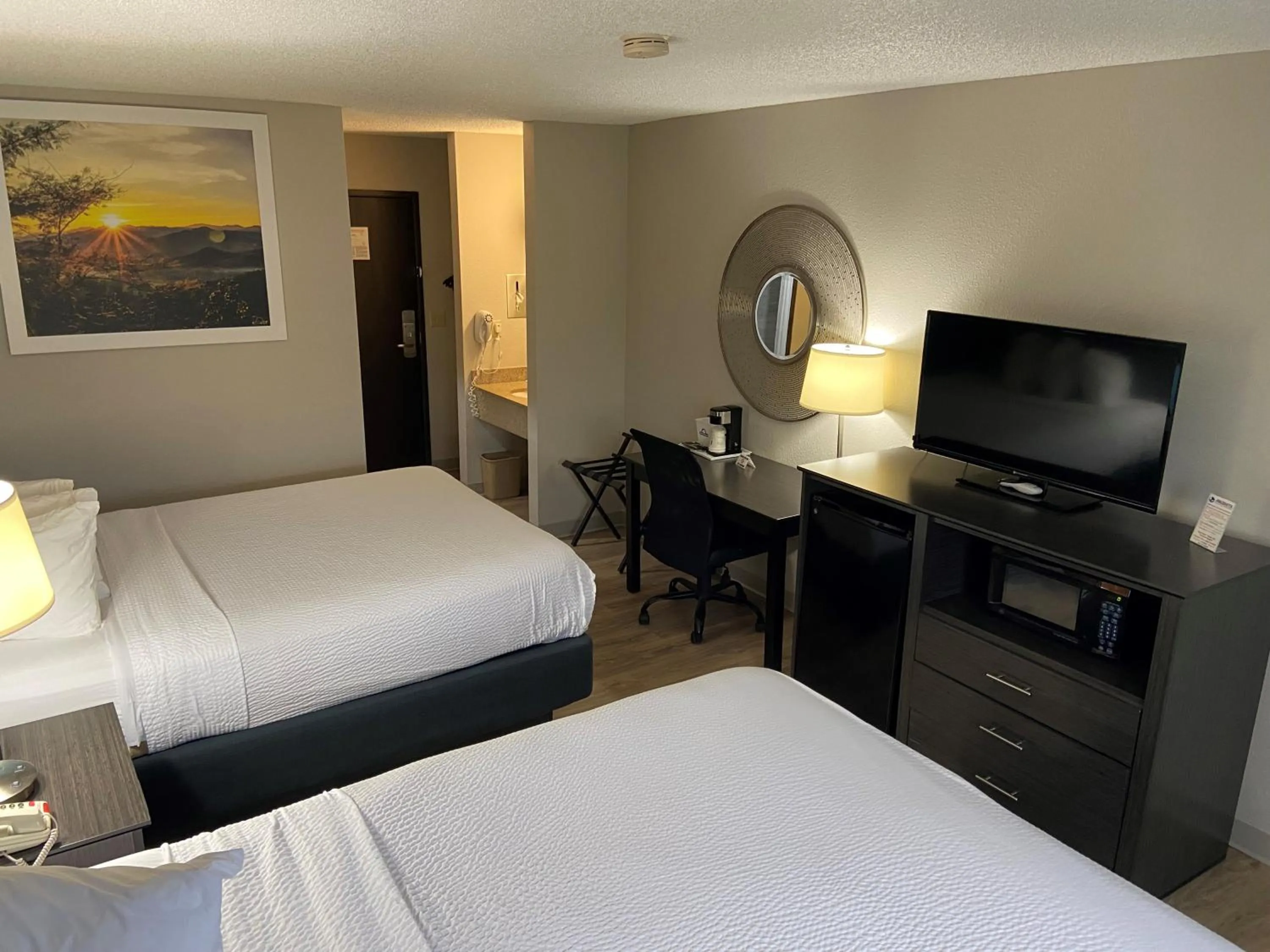 Bed in Days Inn by Wyndham Carthage