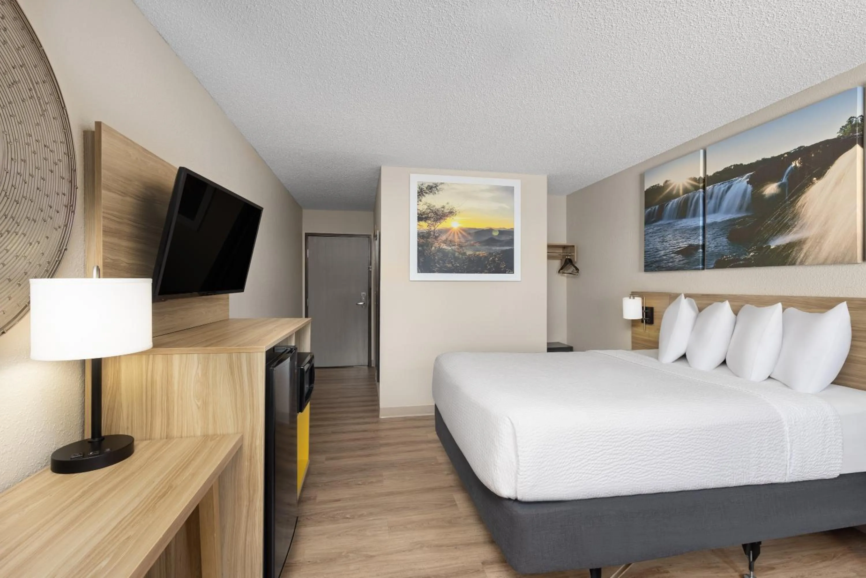 Bed in Days Inn by Wyndham Carthage