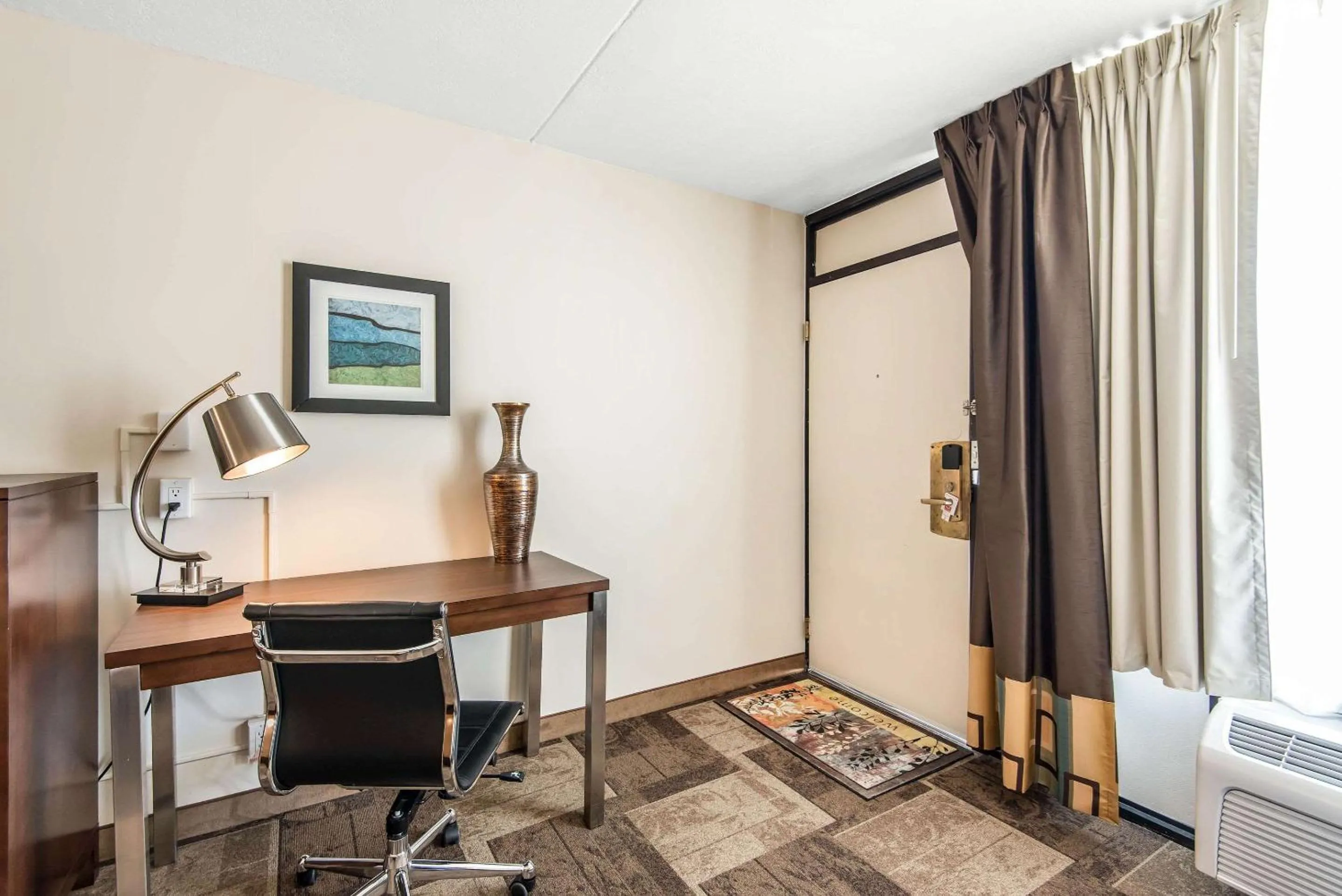 Photo of the whole room in Econo Lodge Oak Grove-Blue Springs