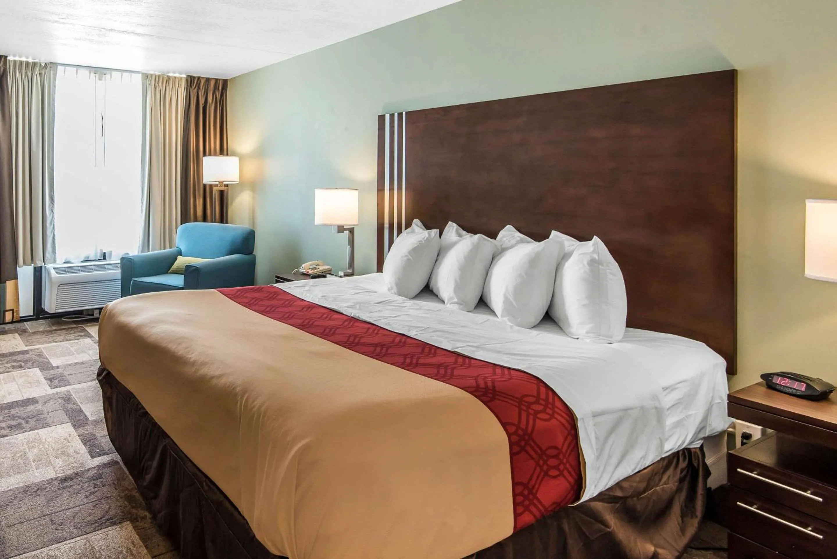 Bedroom in Econo Lodge Oak Grove-Blue Springs