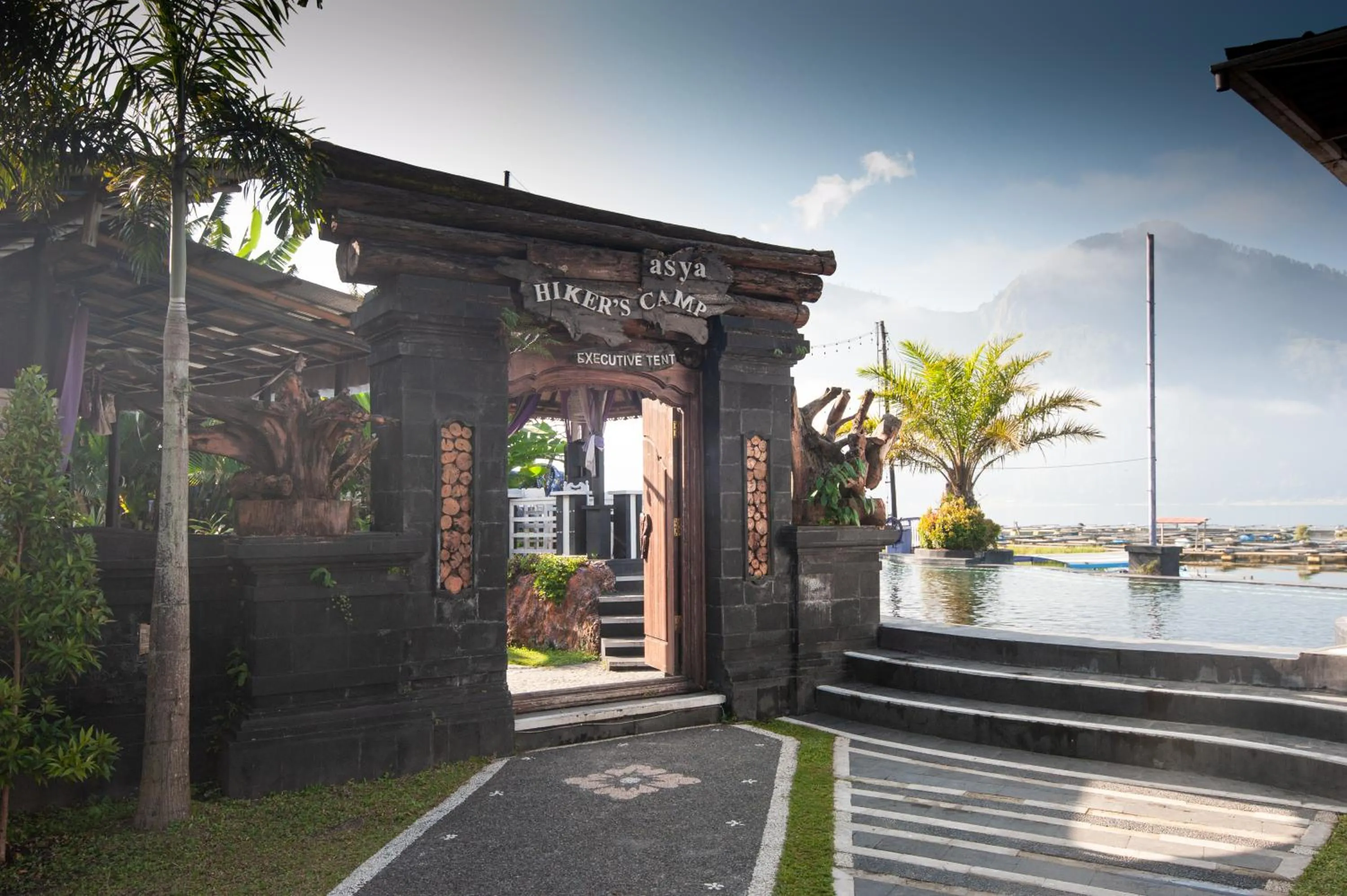 Lake view in Hiker's Camp at Toya Devasya