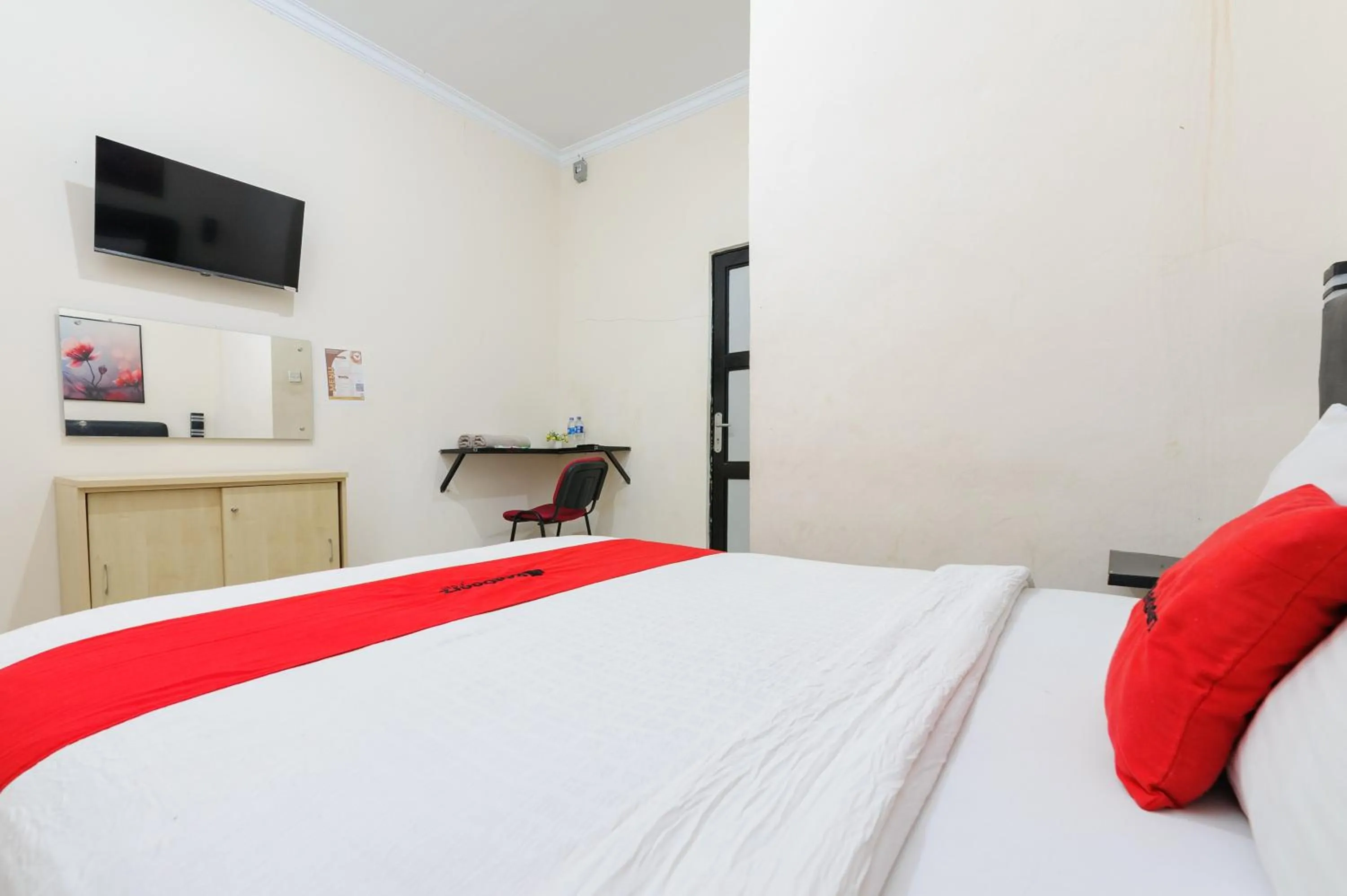 Bedroom, Bed in RedDoorz Near RSUD Embung Fatimah Batam