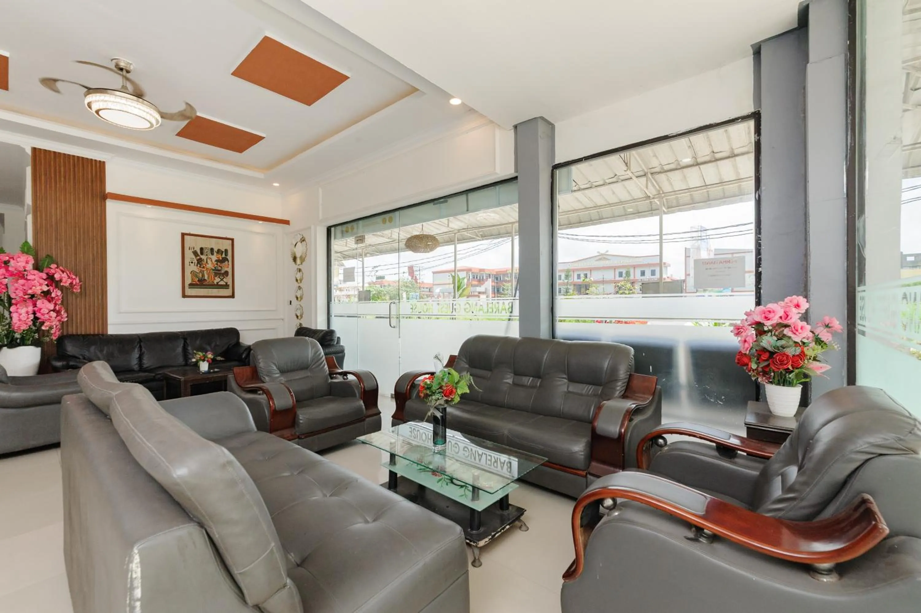 Seating area in RedDoorz Near RSUD Embung Fatimah Batam