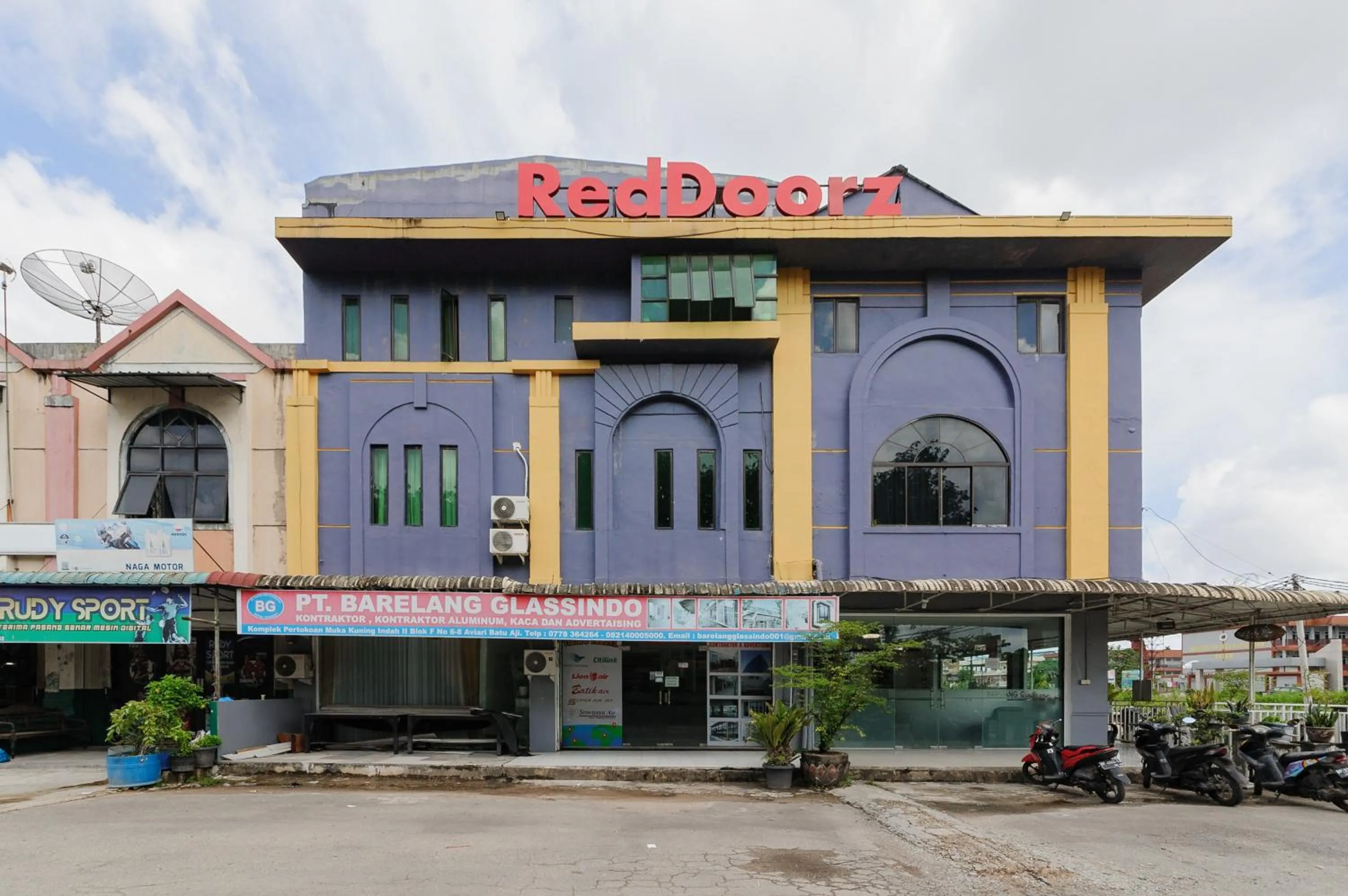 Facade/entrance in RedDoorz Near RSUD Embung Fatimah Batam
