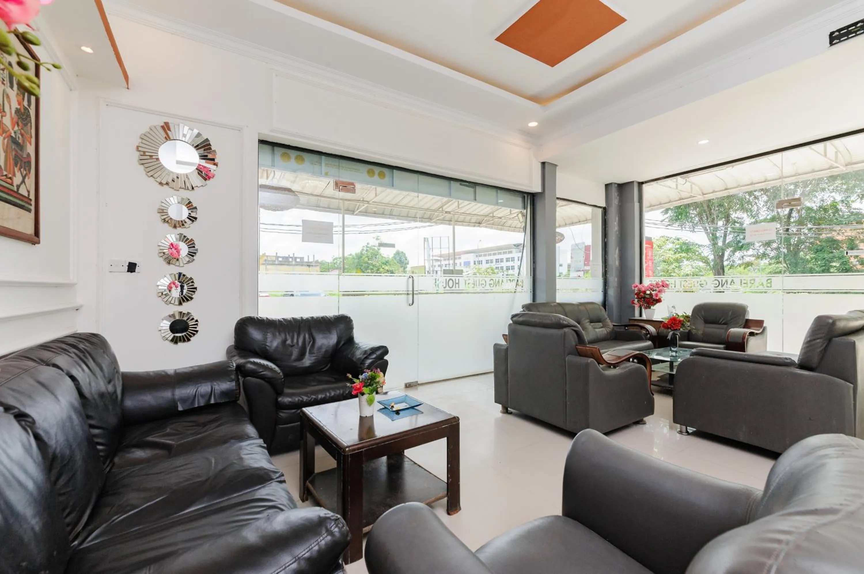 Seating area in RedDoorz Near RSUD Embung Fatimah Batam