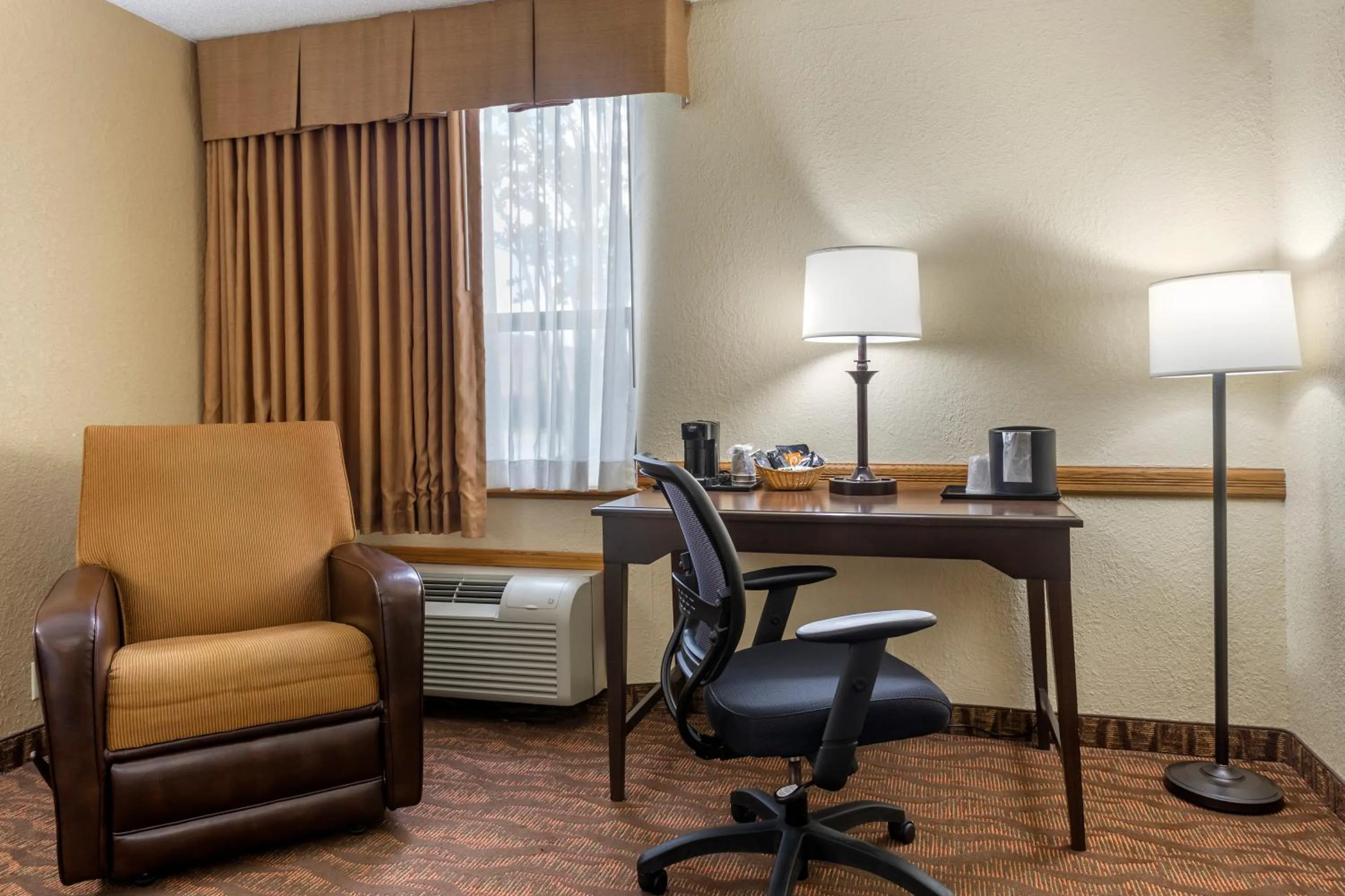 Seating area in Comfort Inn at Thousand Hills