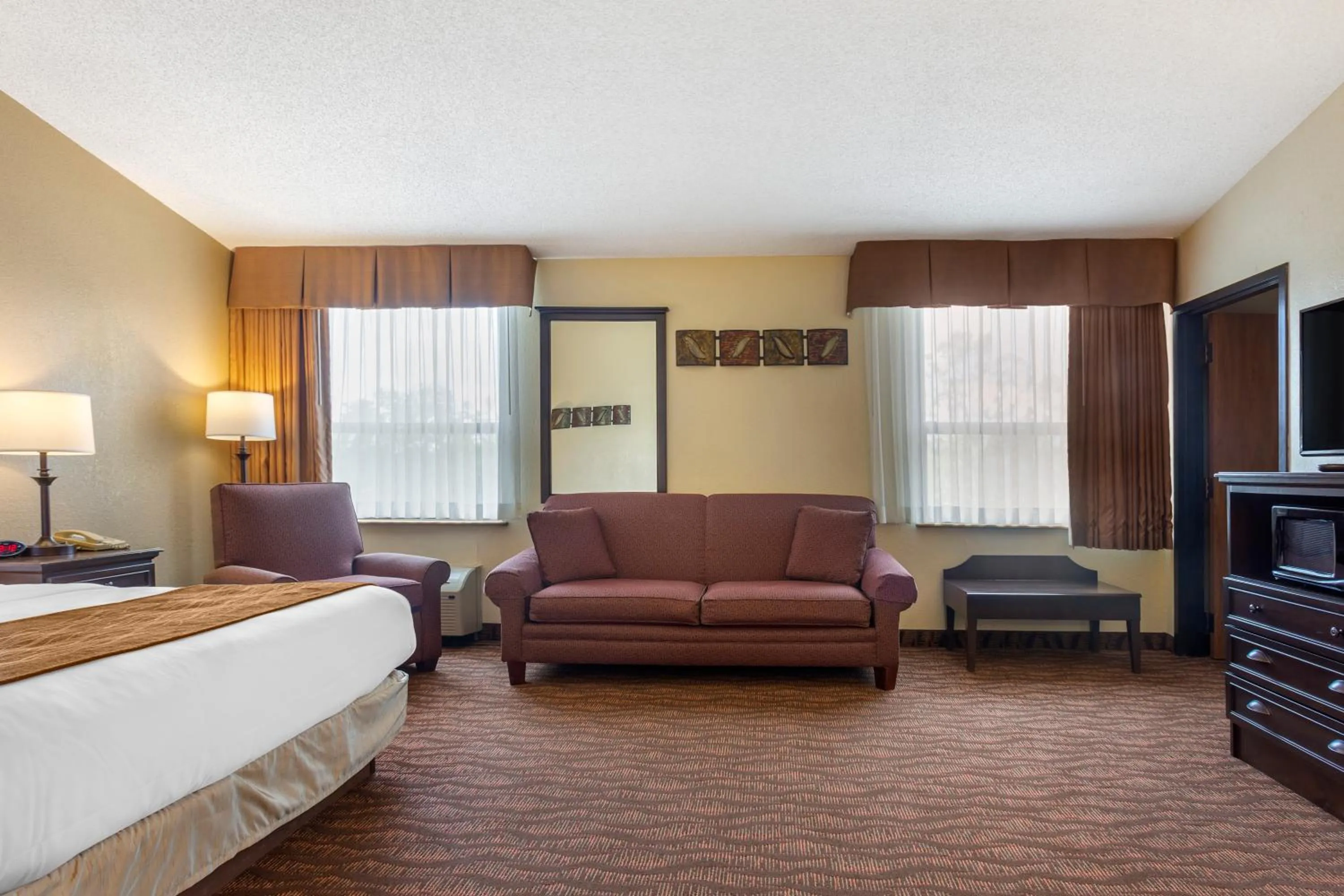 Seating area, Bed in Comfort Inn at Thousand Hills