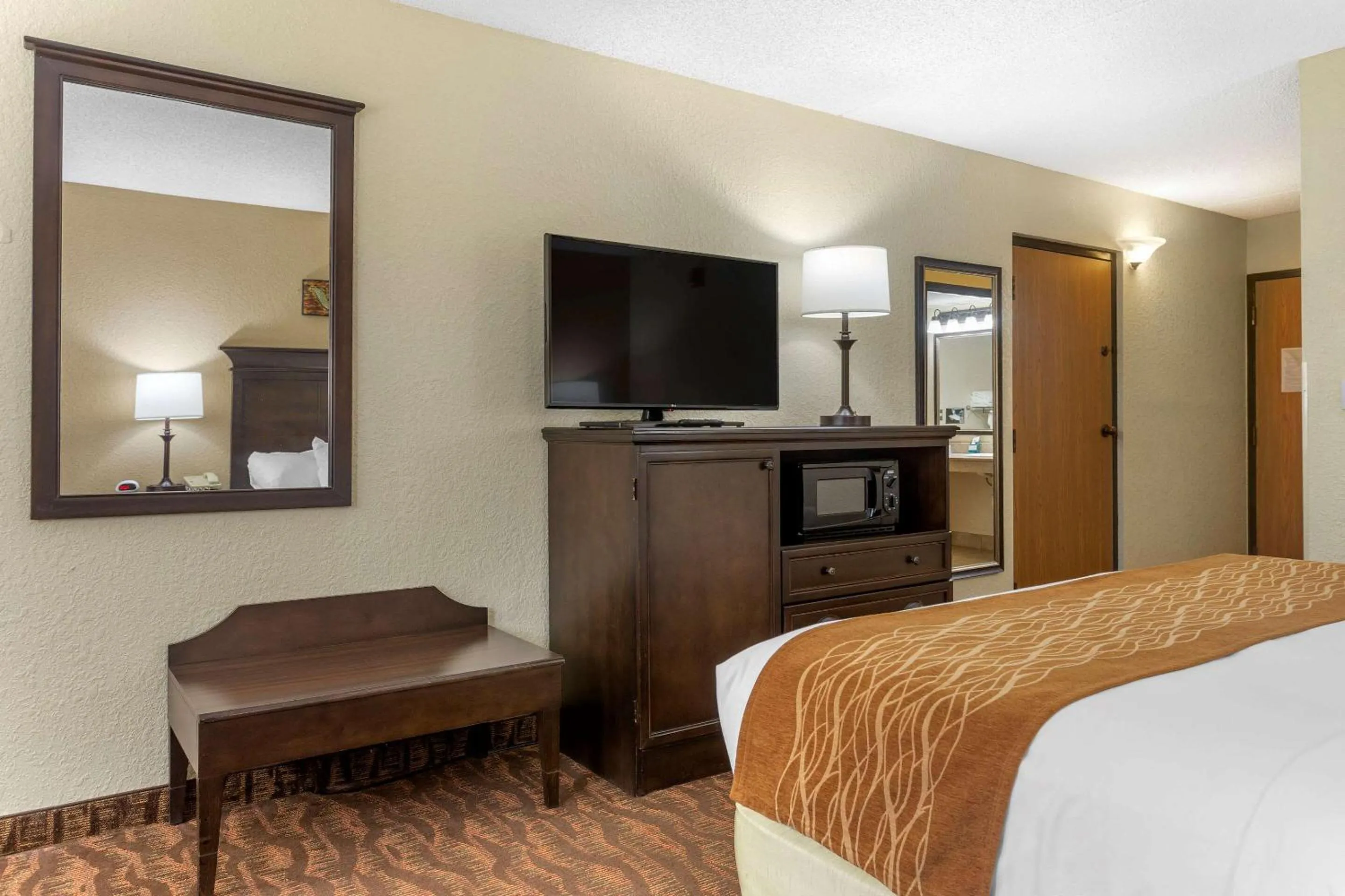 Photo of the whole room, Bed in Comfort Inn at Thousand Hills