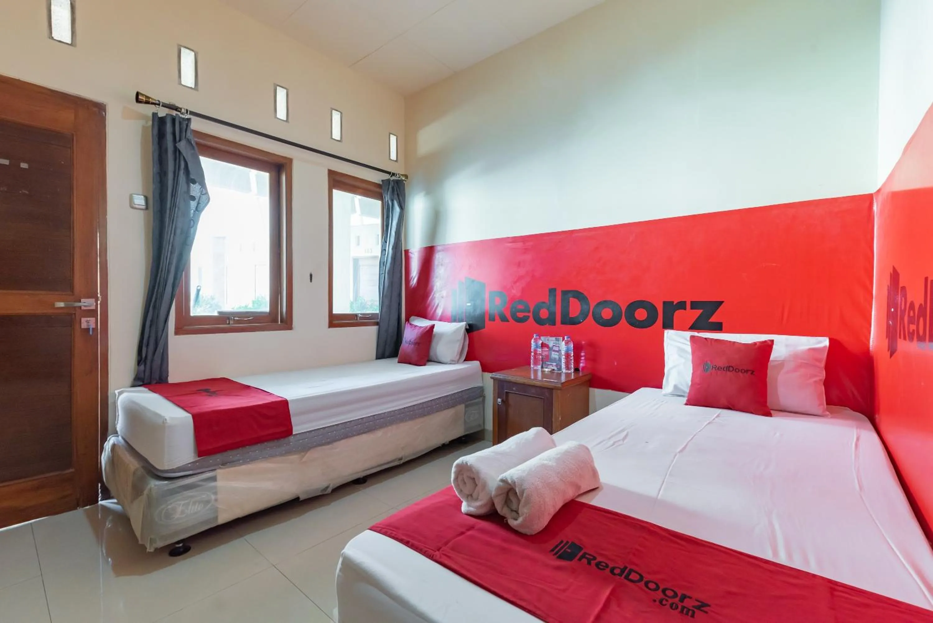 Bedroom, Bed in RedDoorz near Pasar Pagi 2 by Cassana