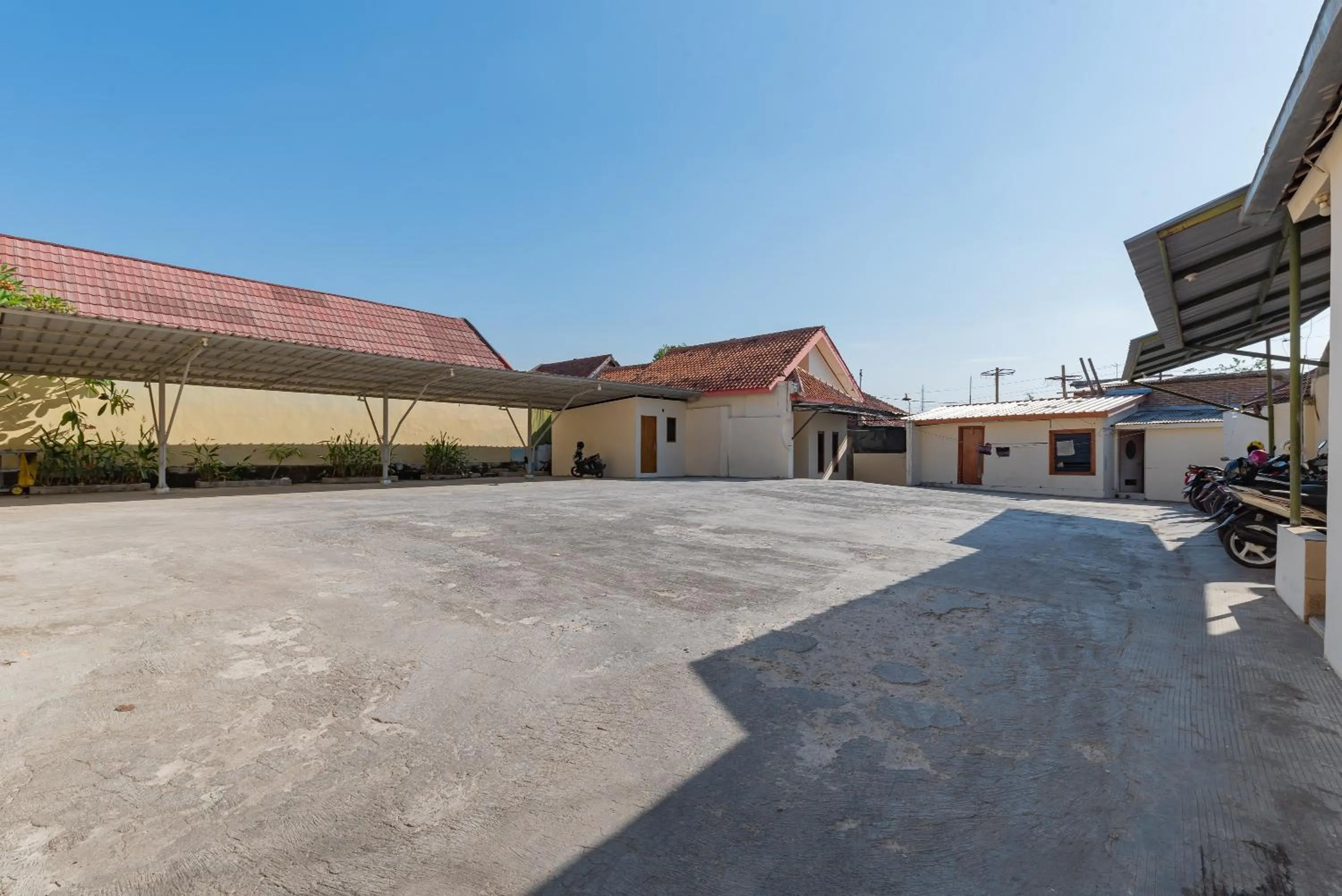 Property building in RedDoorz near Pasar Pagi 2 by Cassana