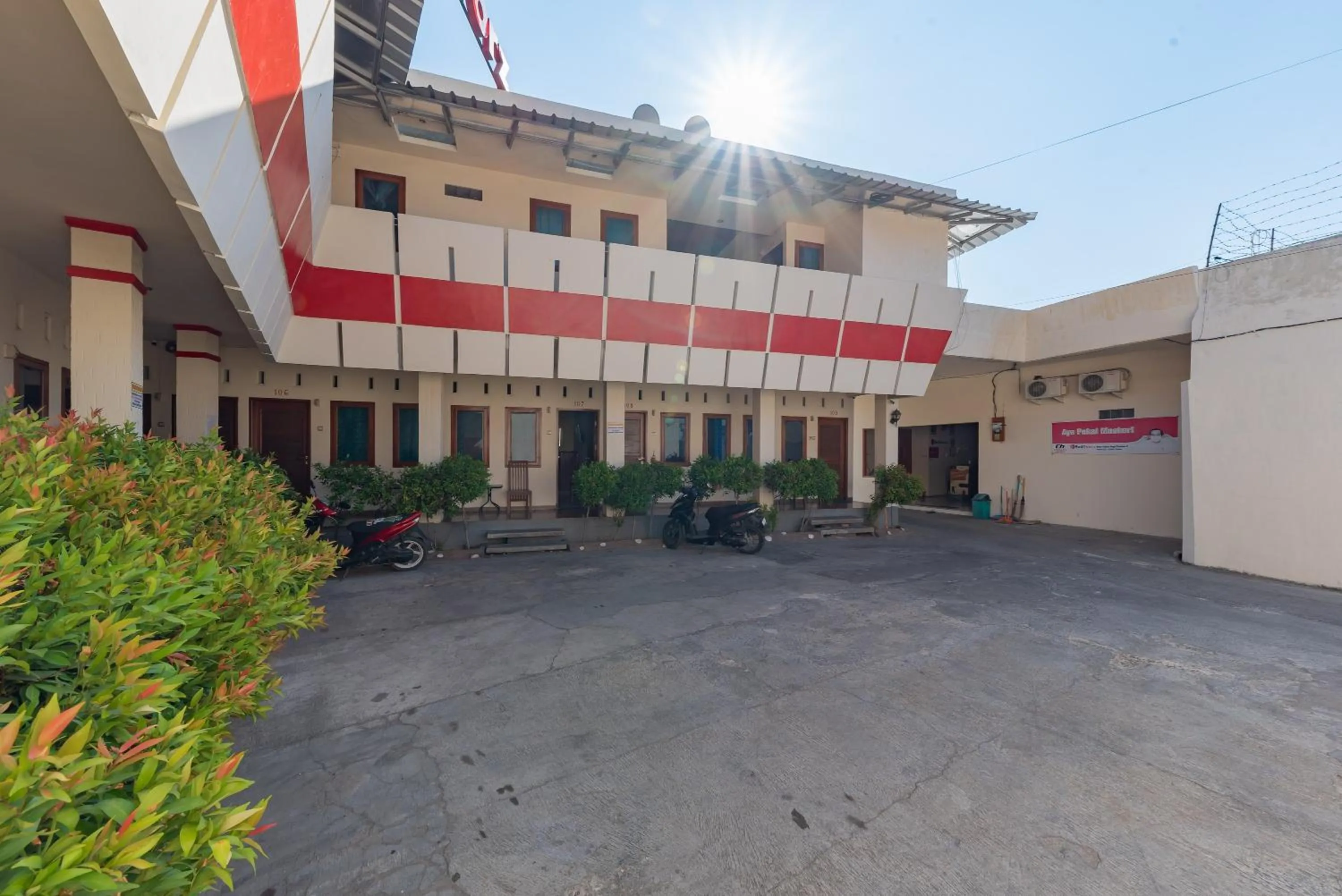 Facade/entrance in RedDoorz near Pasar Pagi 2 by Cassana