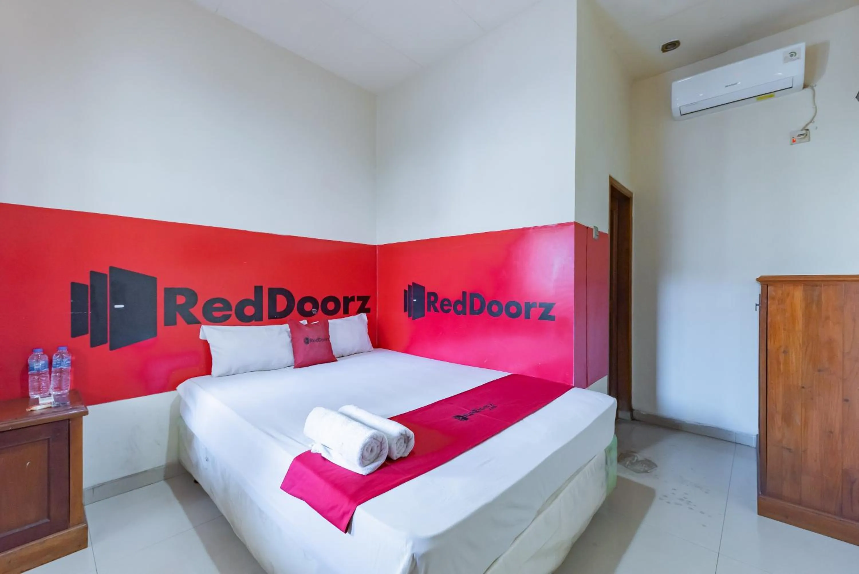 Bedroom, Bed in RedDoorz near Pasar Pagi 2 by Cassana