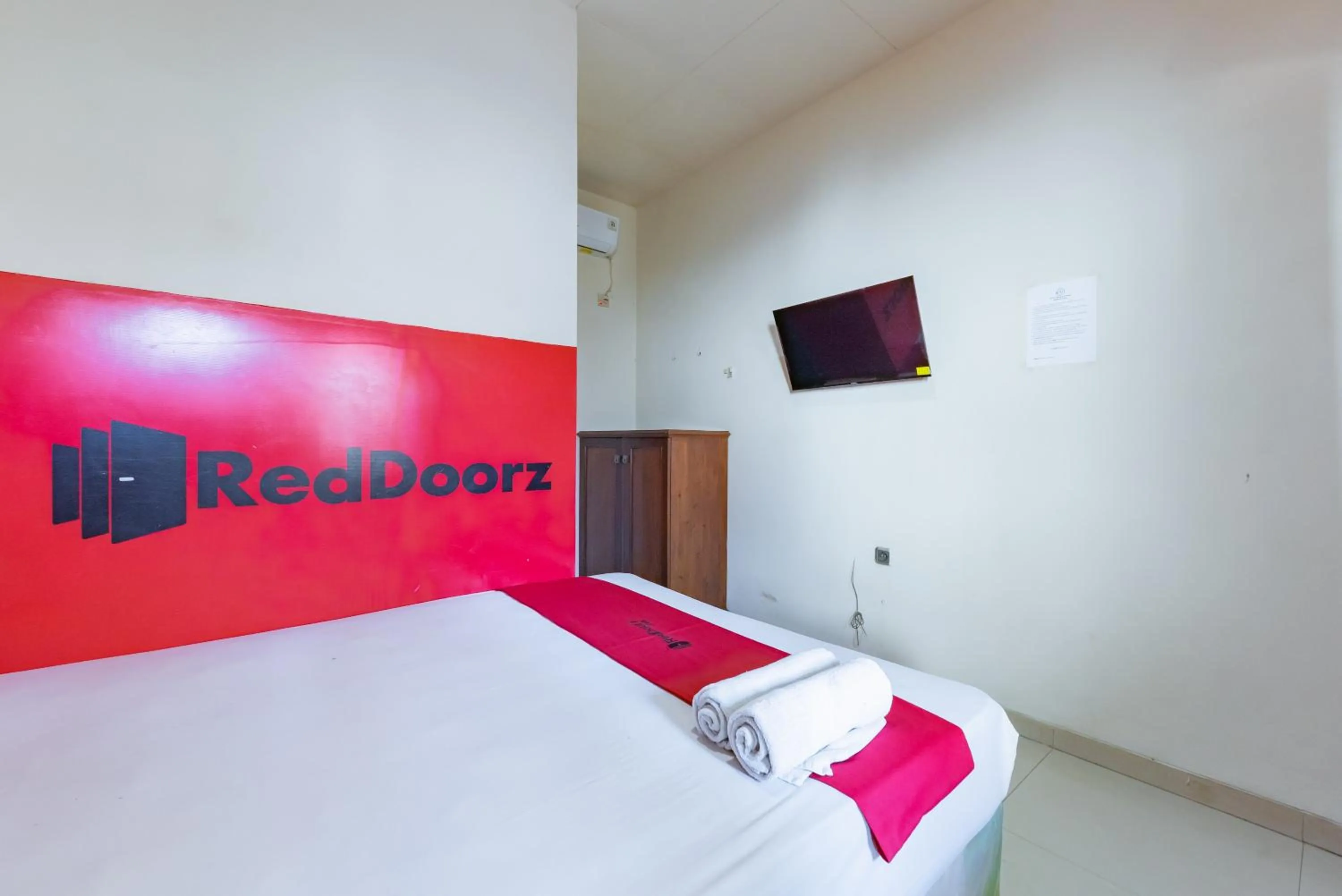 Bedroom, Bed in RedDoorz near Pasar Pagi 2 by Cassana