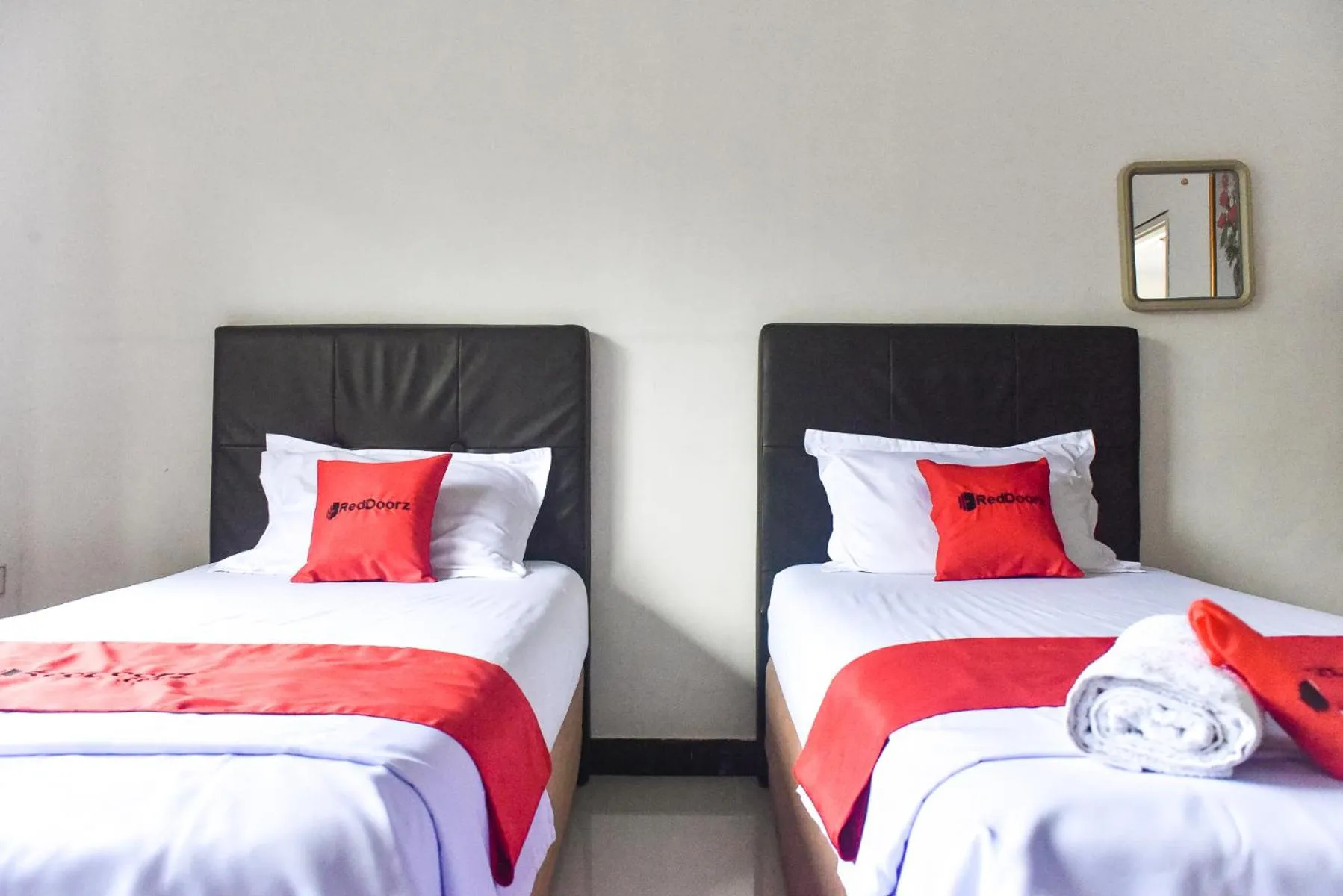 Bedroom, Bed in RedDoorz near Sultan Hasanuddin Airport 2 Makassar